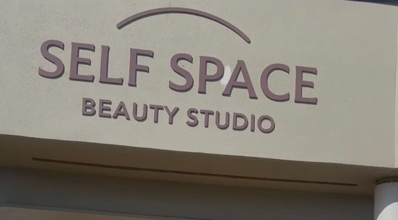 Вывеска студии красоты 'The Future of Nails', Фэйр-Окс, Калифорния, США.