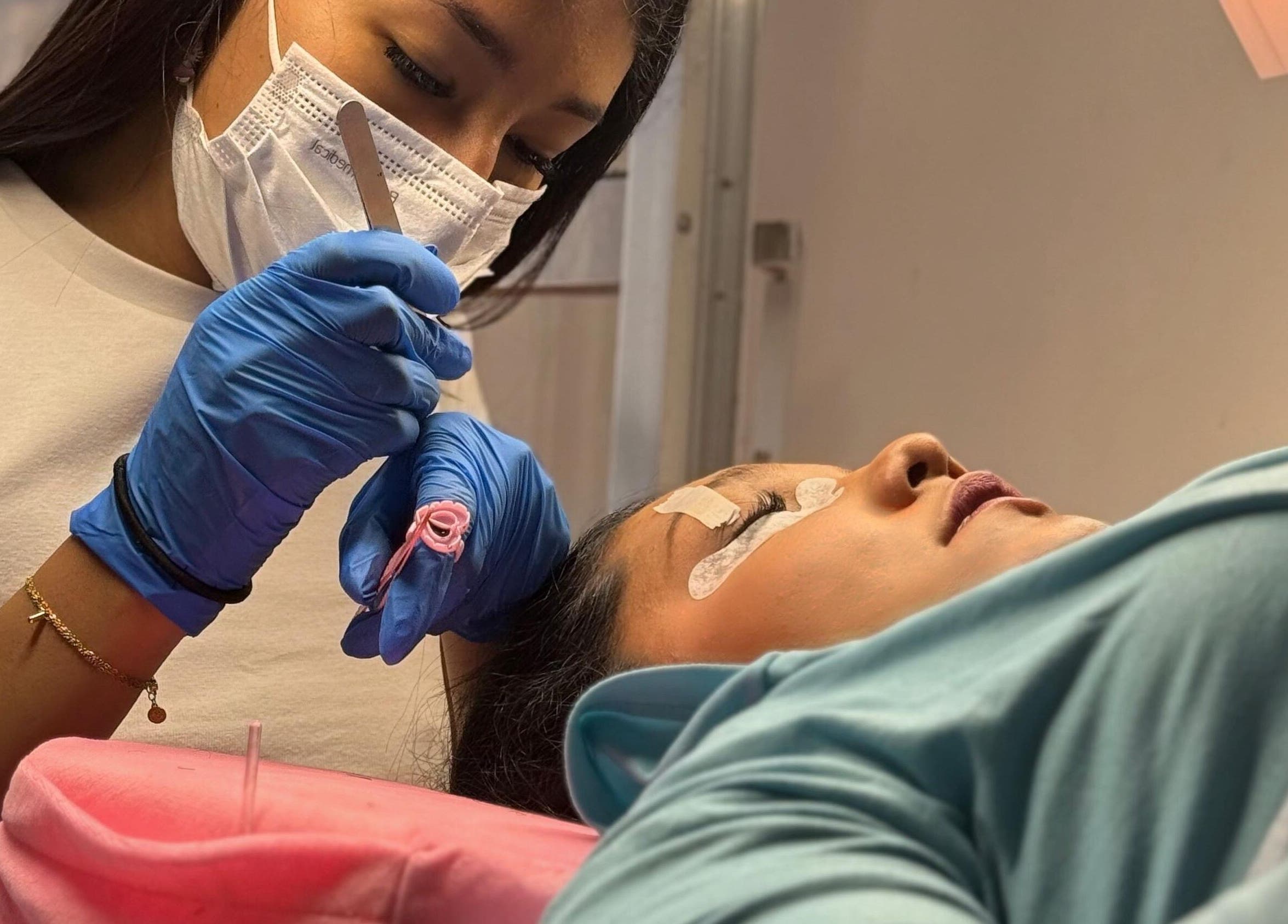 Tratamiento de extensiones de pestañas en BloomLash, Madrid, Comunidad De Madrid, ES.