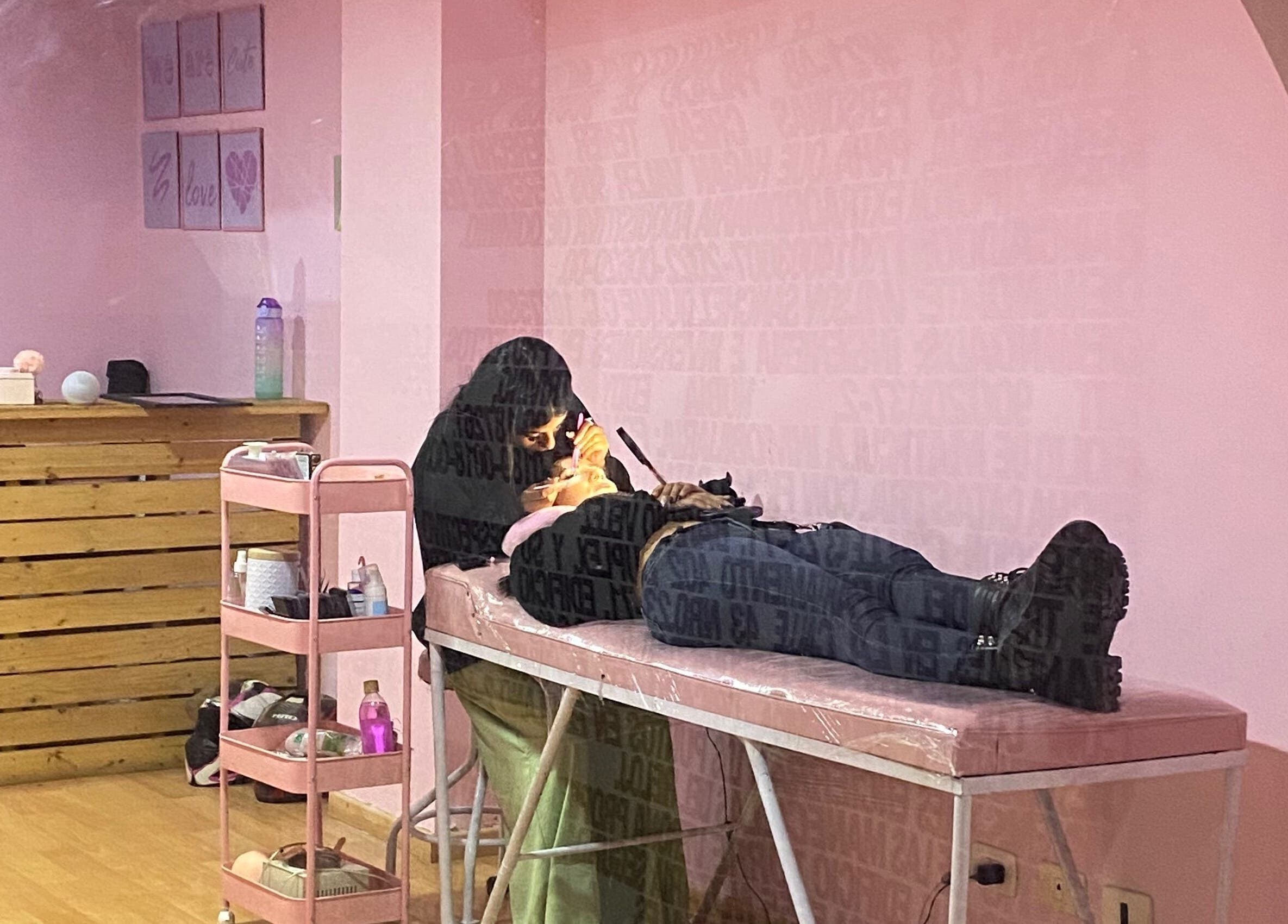 Tratamiento de belleza en BloomLash, Madrid, Comunidad De Madrid, ES. Ambiente acogedor y cálido.