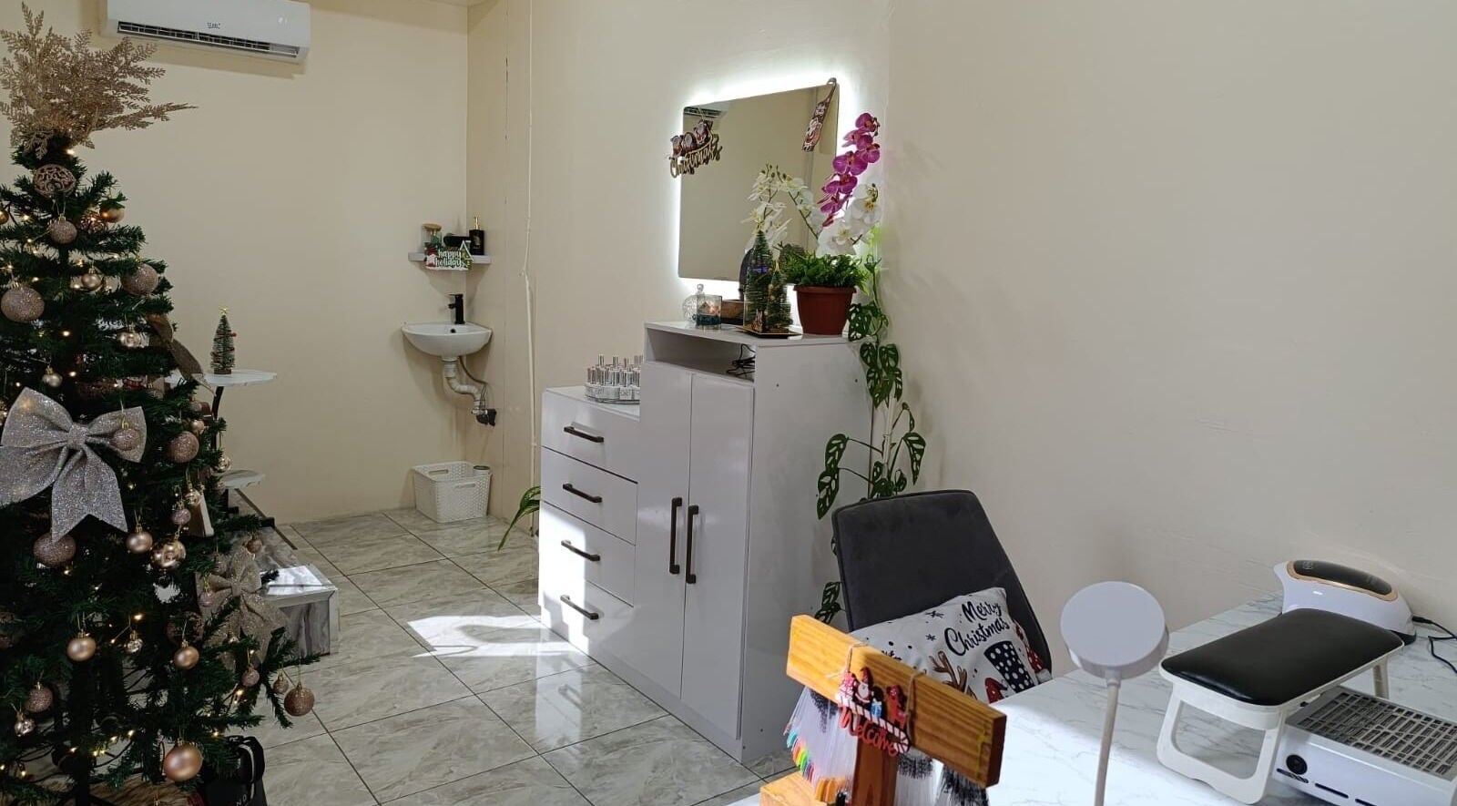 Cozy interior of Petite Artistic Touch in Wanica, SR, adorned with a festive Christmas tree and elegant decor.