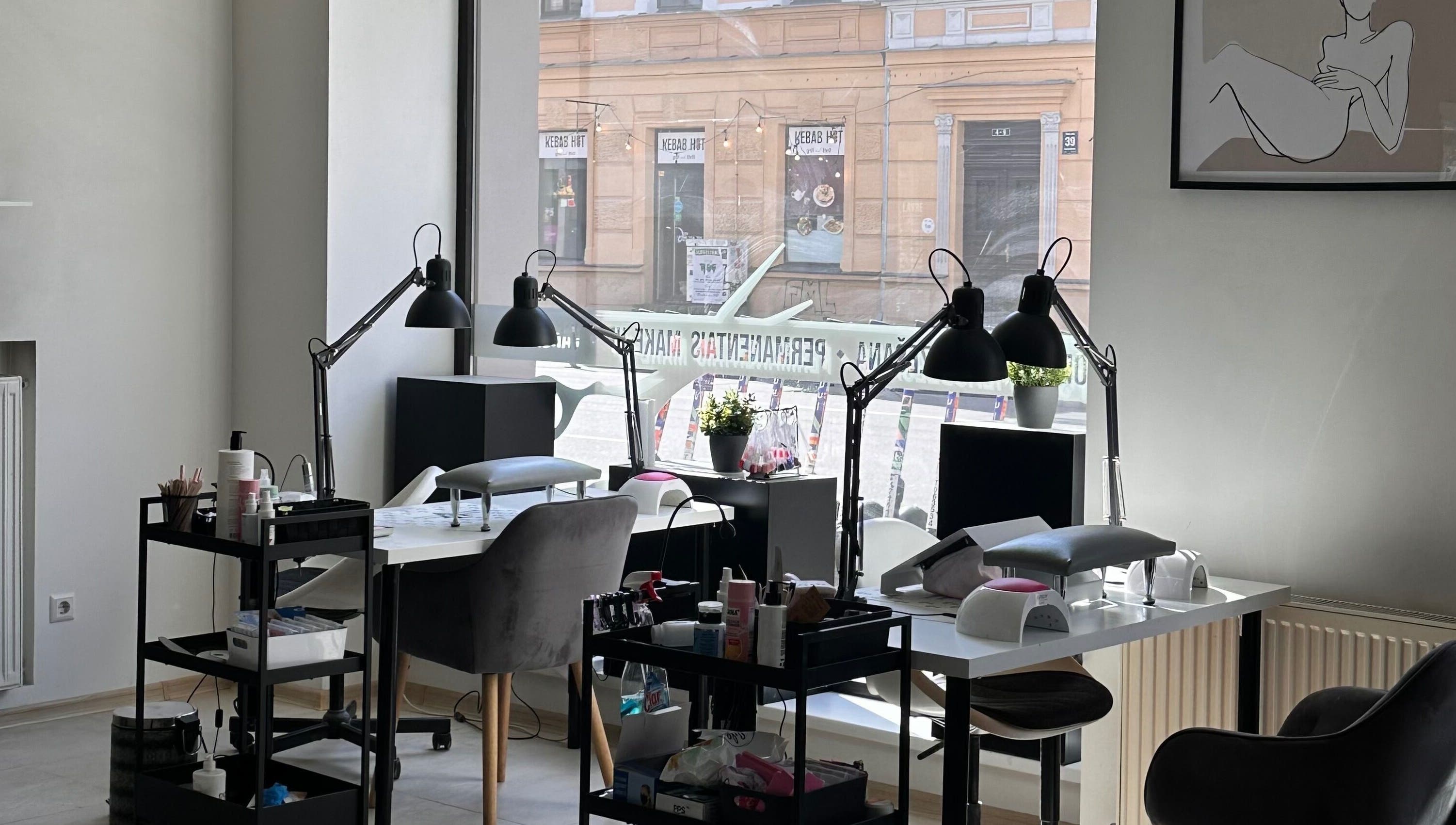 Салон для маникюра LAVREN на улице Рига, ЛВ с современным интерьером и удобными столами.