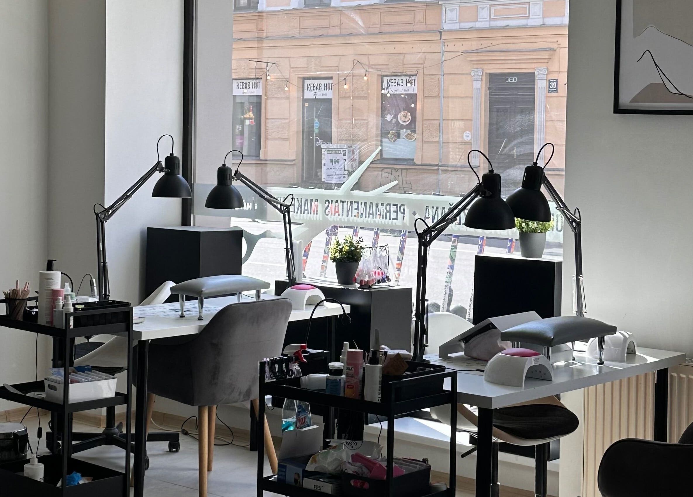 Салон для маникюра LAVREN на улице Рига, ЛВ с современным интерьером и удобными столами.