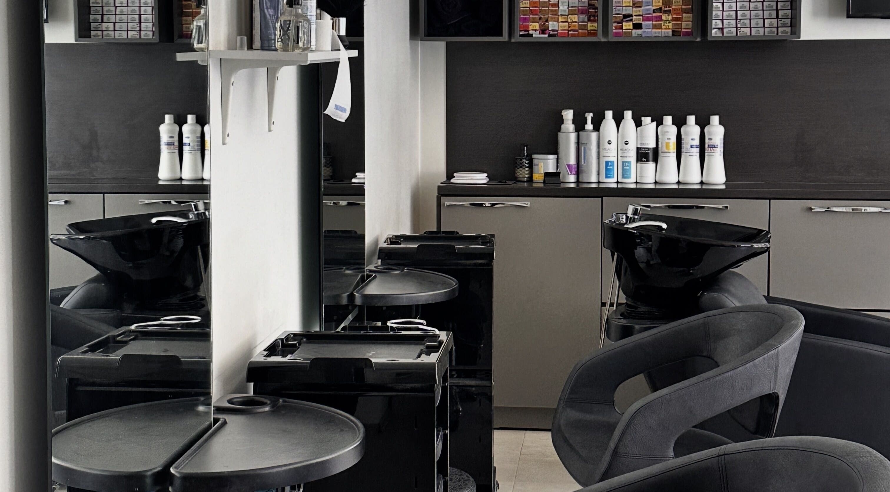 Интерьер LAVREN в Риге с современными креслами и стойками с косметикой.