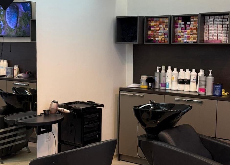 Интерьер салона LAVREN в Риге с парикмахерскими креслами и стеллажами с косметикой.