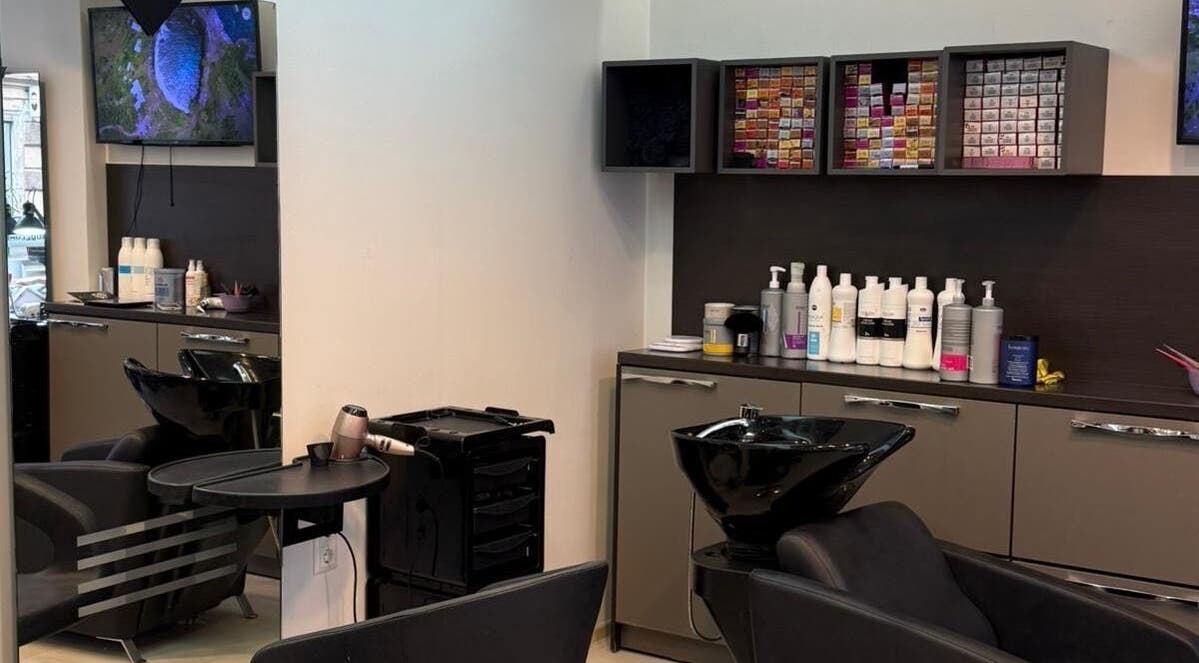 Интерьер салона LAVREN в Риге с парикмахерскими креслами и стеллажами с косметикой.