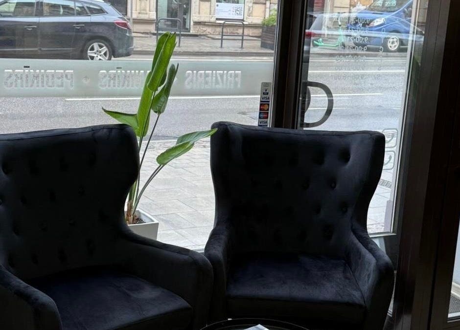 Уютный уголок с креслами в LAVREN, Рига, LV, создающий атмосферу для расслабления.