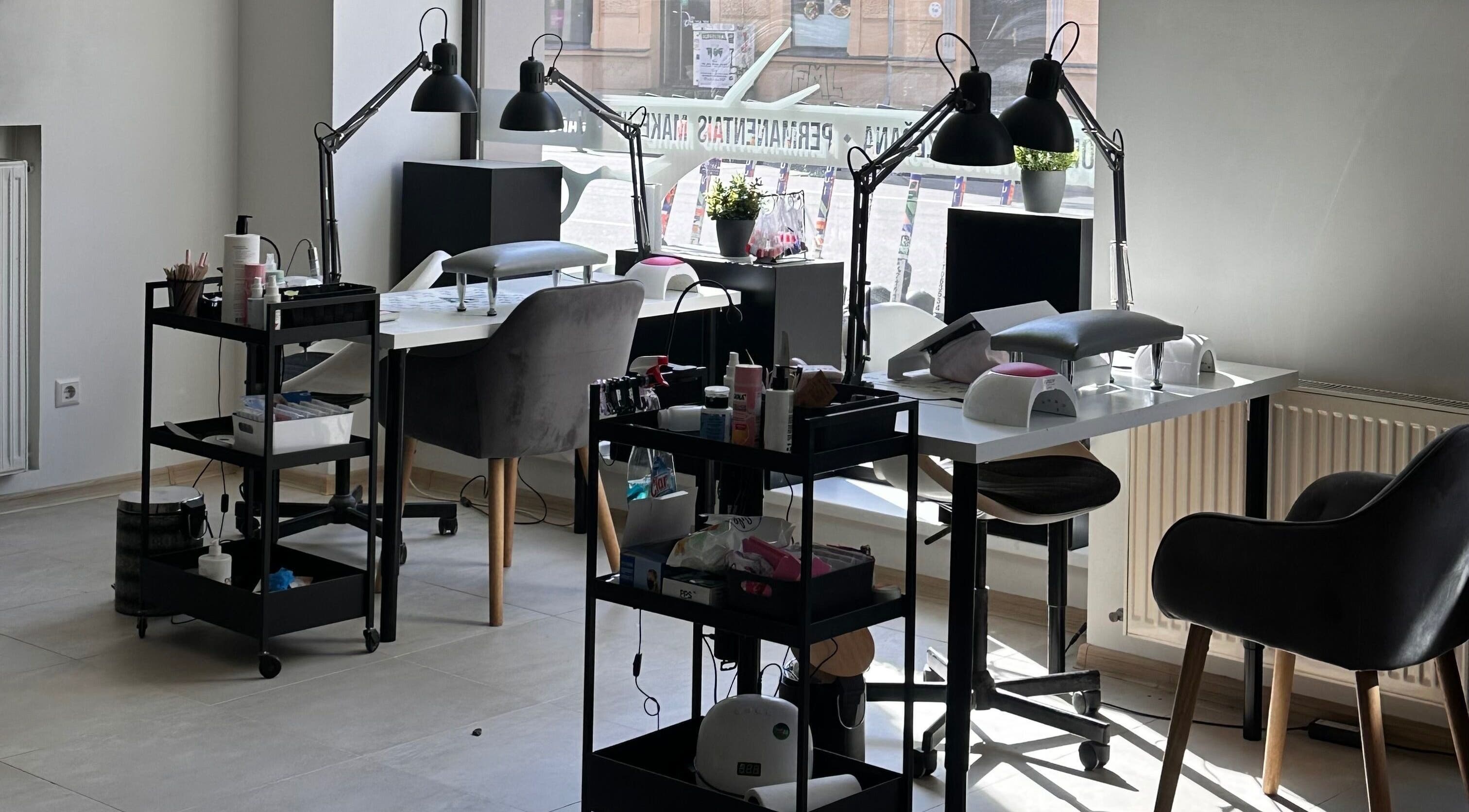 Салон красоты LAVREN в Риге, стильный интерьер с рабочими местами для маникюра.