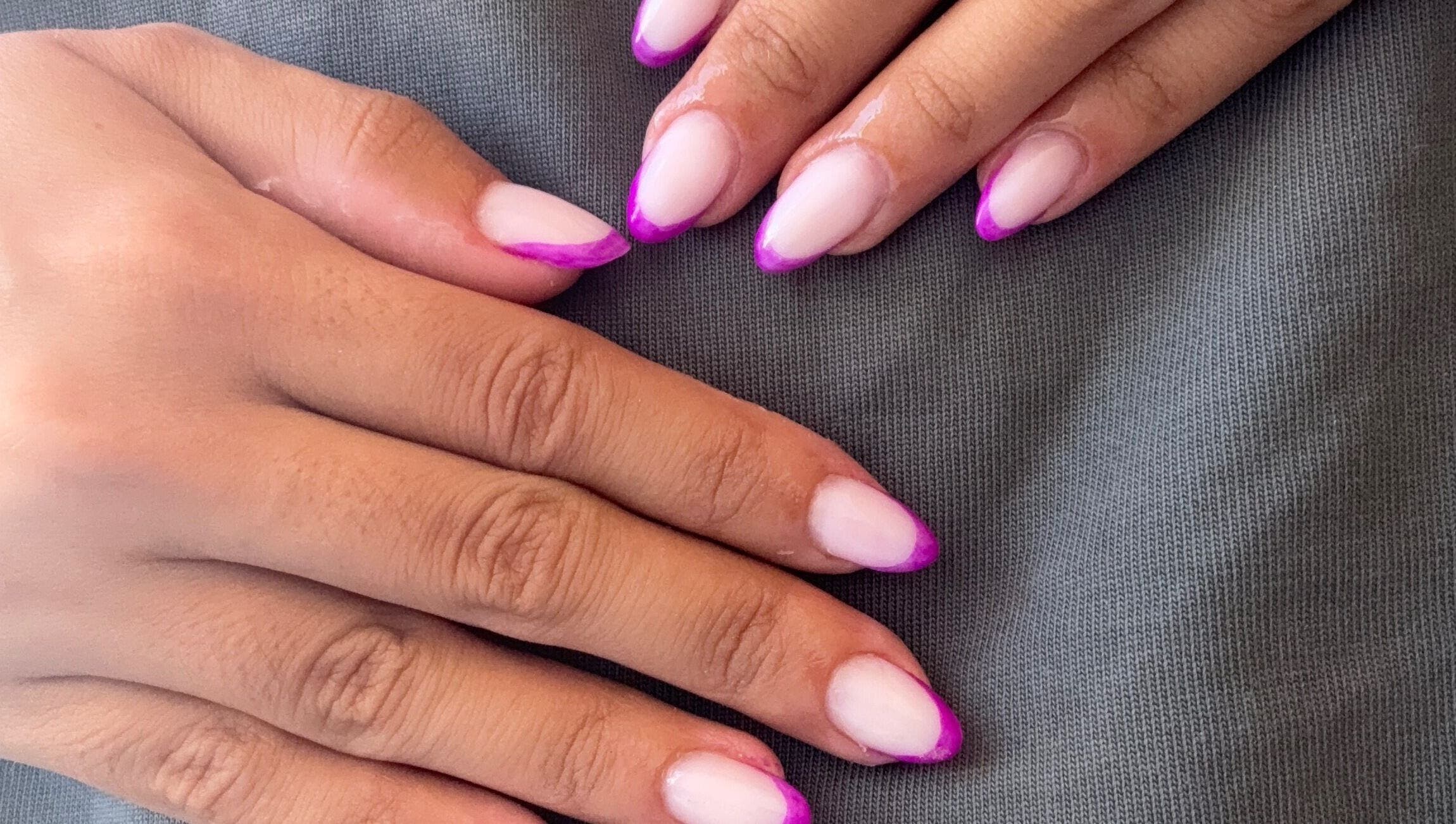 Manucure élégante avec pointes violettes chez Nails_byA, Meyreuil, Provence-alpes-côte D'azur, FR.