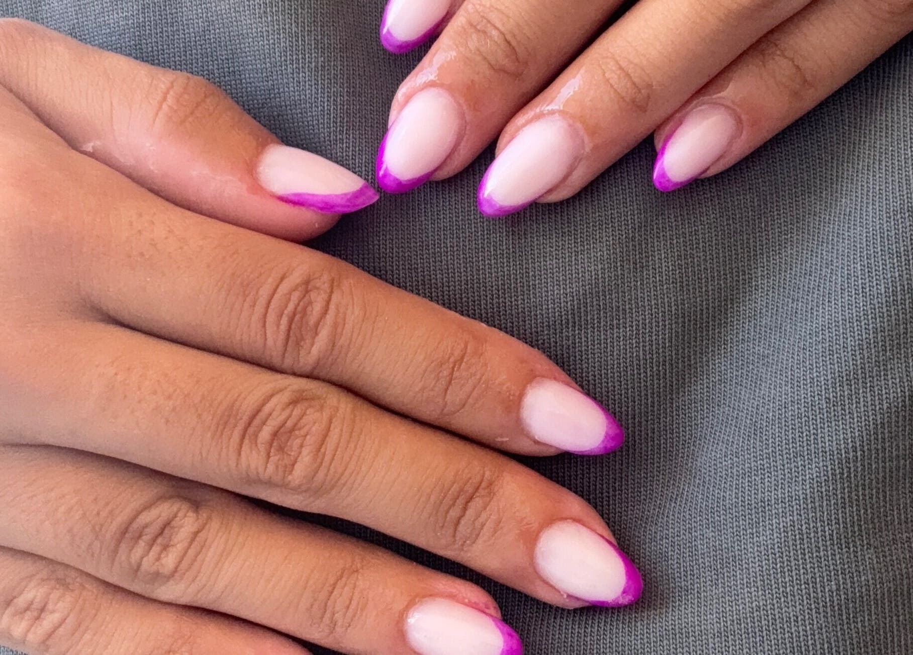 Manucure élégante avec pointes violettes chez Nails_byA, Meyreuil, Provence-alpes-côte D'azur, FR.