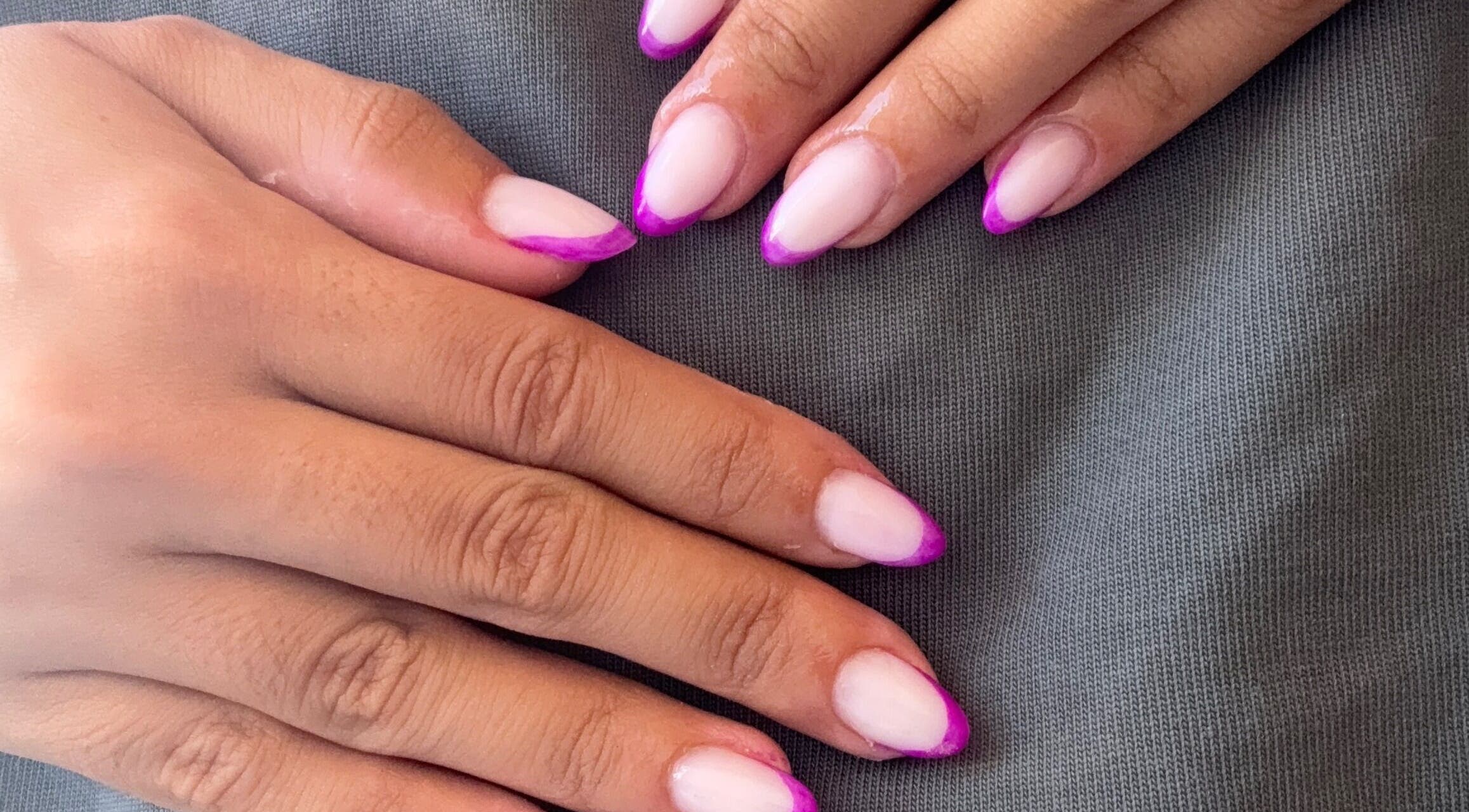 Manucure élégante avec pointes violettes chez Nails_byA, Meyreuil, Provence-alpes-côte D'azur, FR.