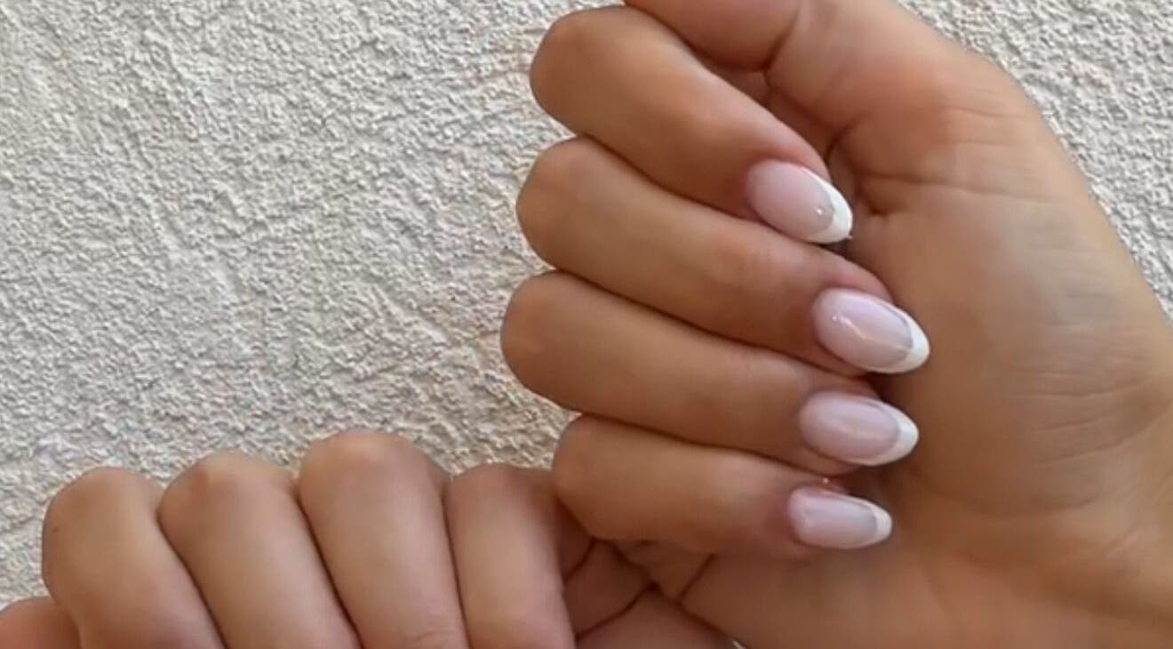 Manucure française élégante chez Nail_sbyA à Meyreuil, Provence-alpes-côte D'azur, FR.