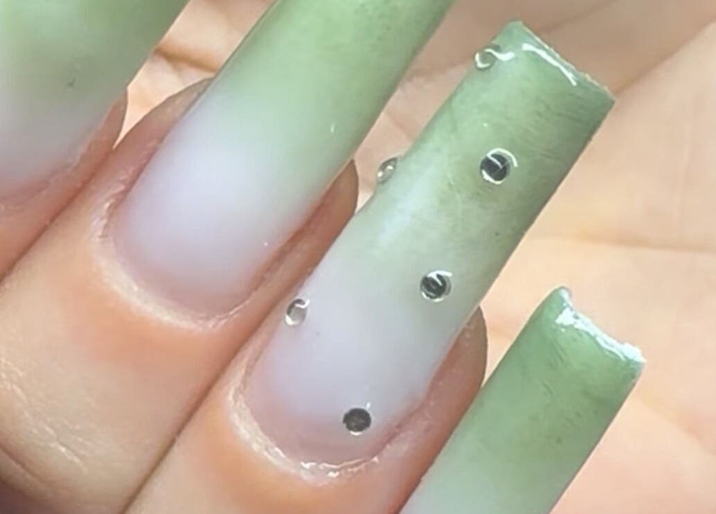 Nail art vert avec strass chez Nail_sbyA, Meyreuil, Provence-alpes-côte D'azur, FR.