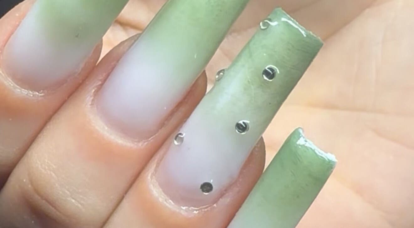 Nail art vert avec strass chez Nail_sbyA, Meyreuil, Provence-alpes-côte D'azur, FR.