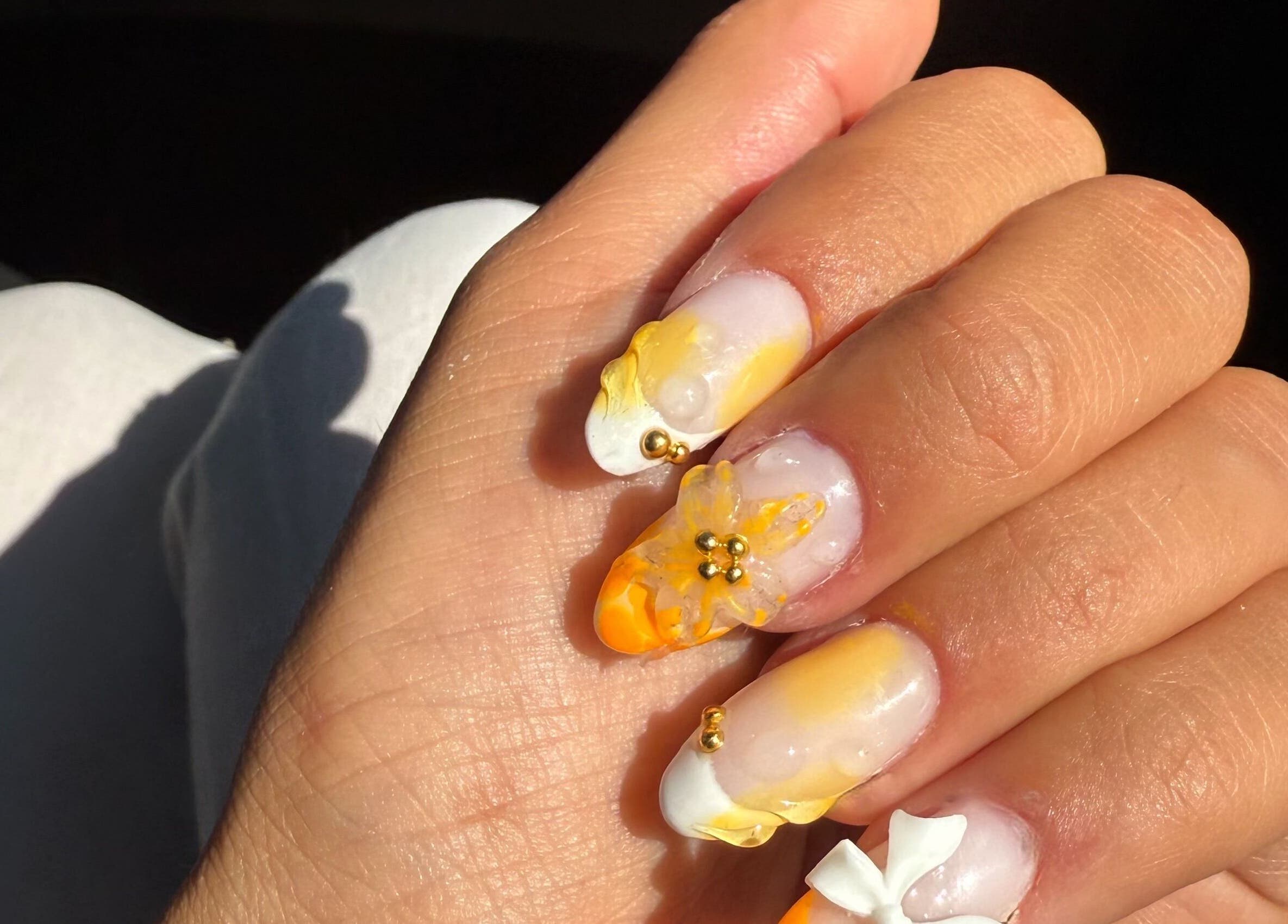 Design ongles fleuri chez Nail_sbyA à Meyreuil, Provence-alpes-côte D'azur, FR. Élégance et créativité assurées.