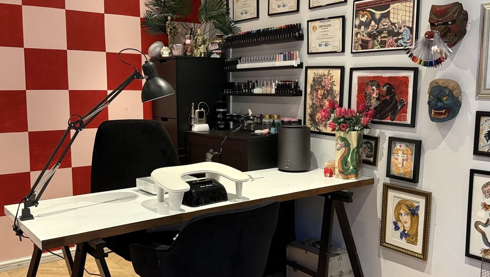 Laurs Claws nail studio in Bedford, England, GB with artistic decor and professional manicure setup.