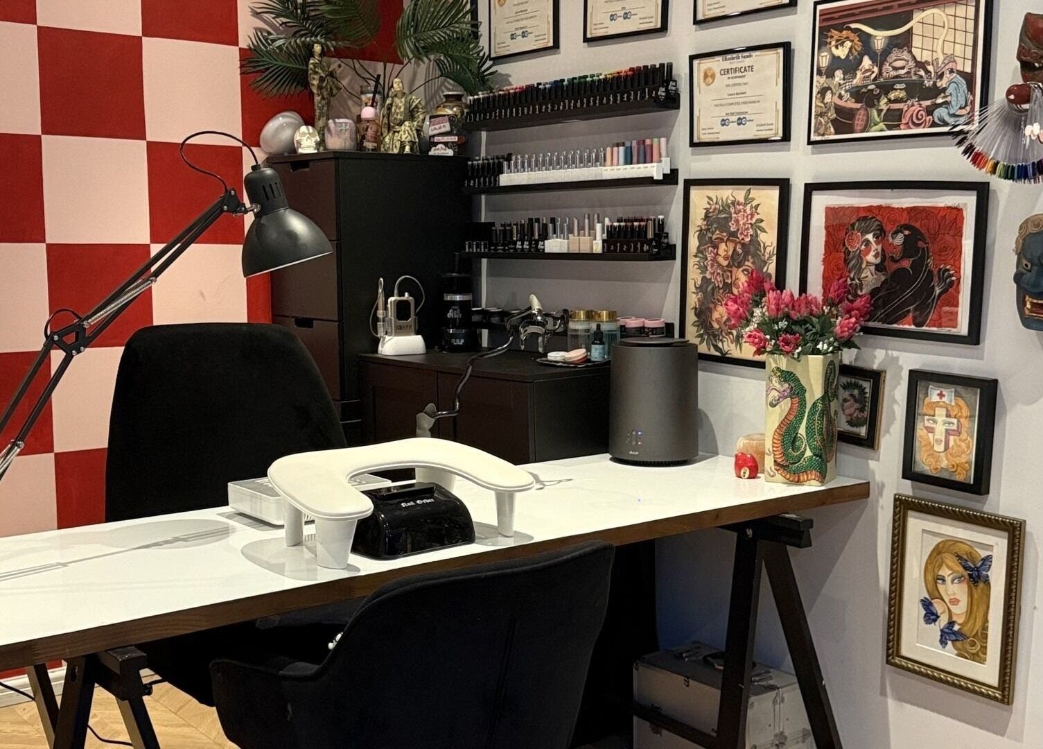 Laurs Claws nail studio in Bedford, England, GB with artistic decor and professional manicure setup.