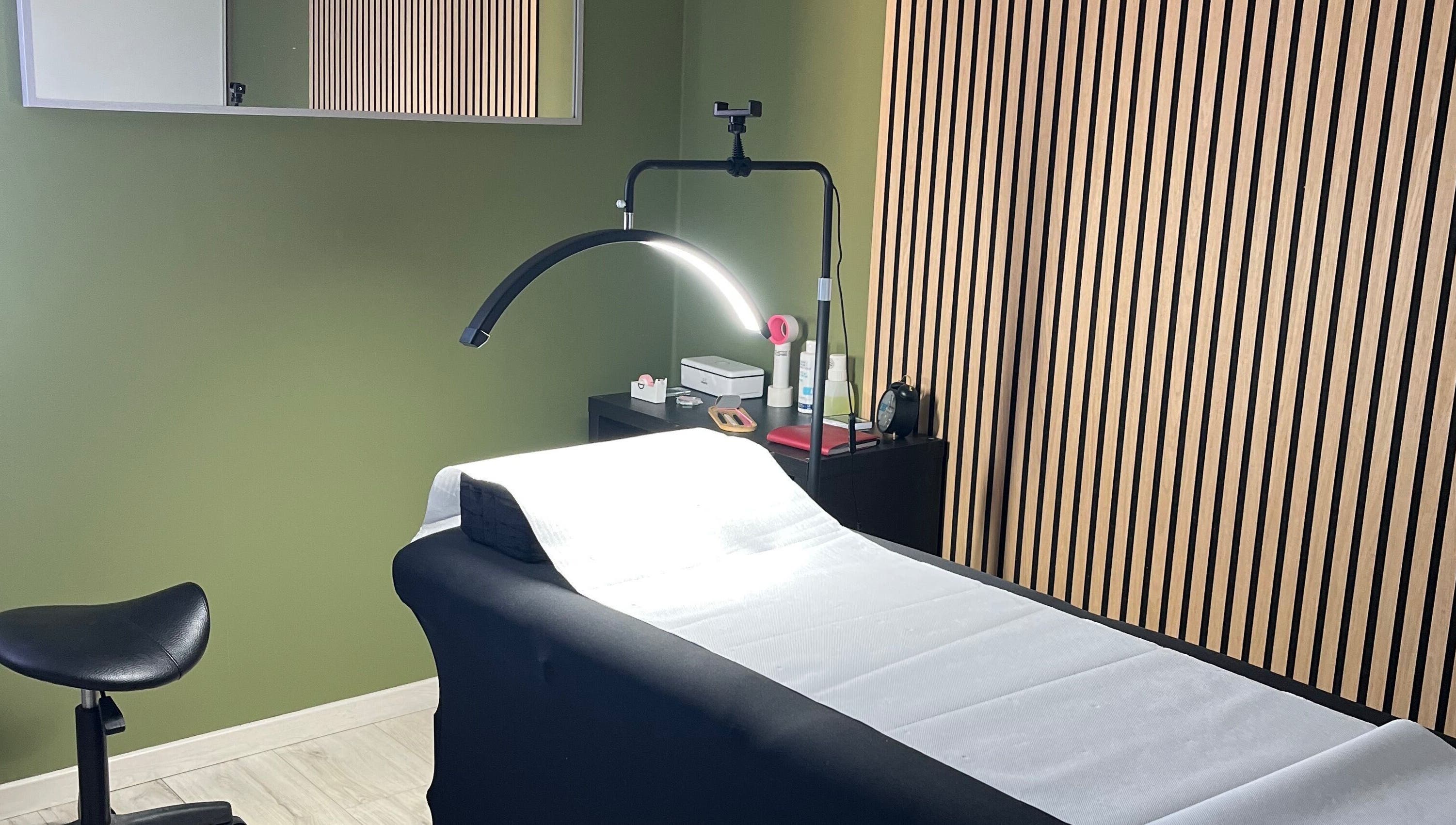 Salle de soins moderne à Cils vous plaît Madame, Besançon, Bourgogne-franche-comté, FR.