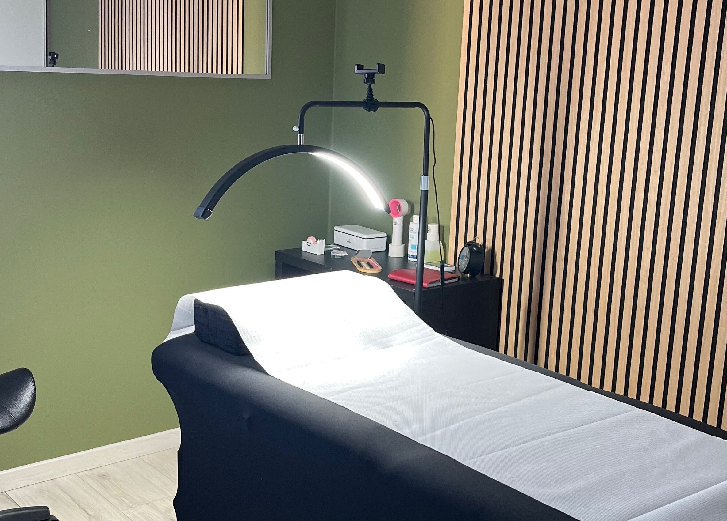 Salle de soins moderne à Cils vous plaît Madame, Besançon, Bourgogne-franche-comté, FR.