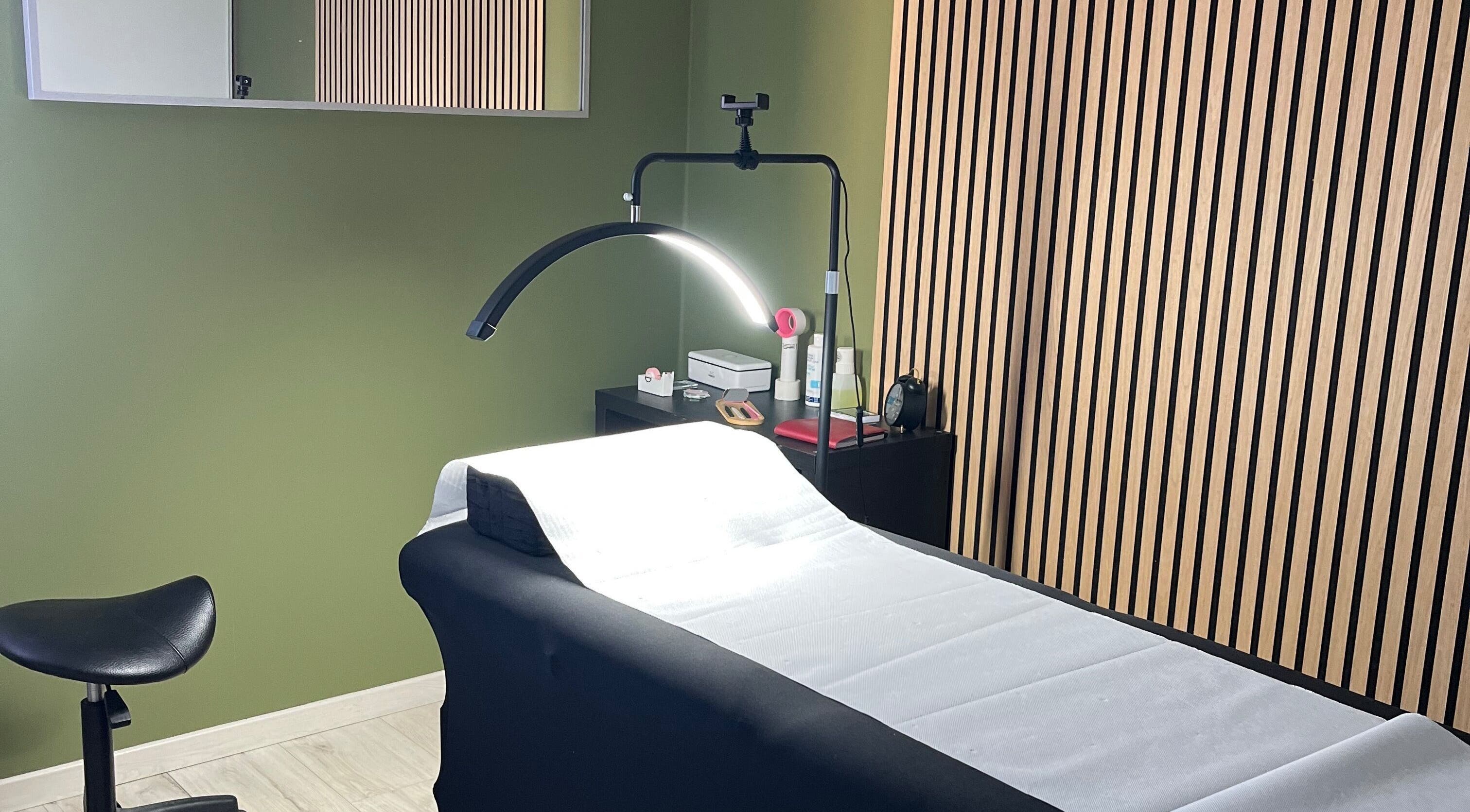 Salle de soins moderne à Cils vous plaît Madame, Besançon, Bourgogne-franche-comté, FR.