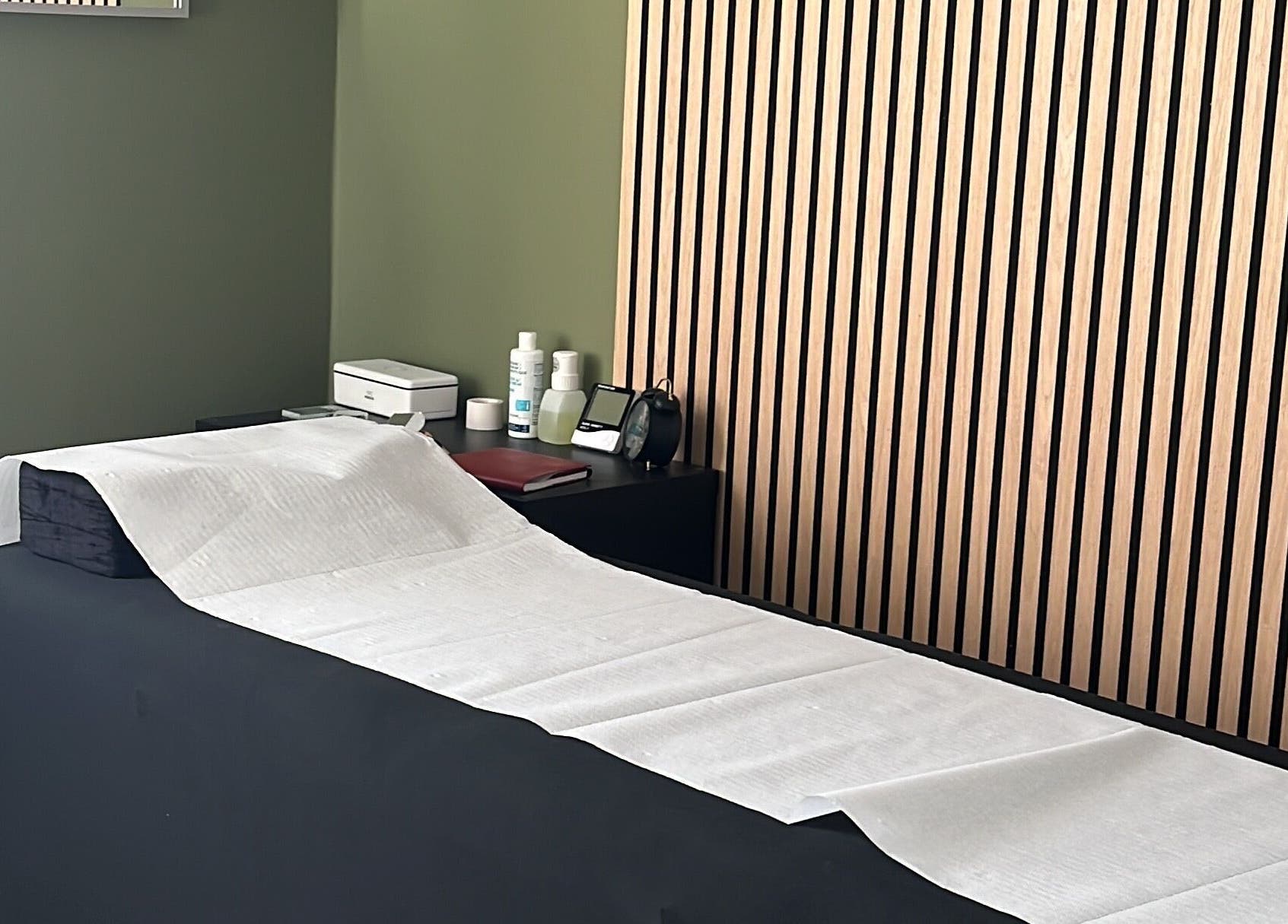 Salle de soin moderne à Cils vous plaît Madame, Besançon, Bourgogne-franche-comté, FR.