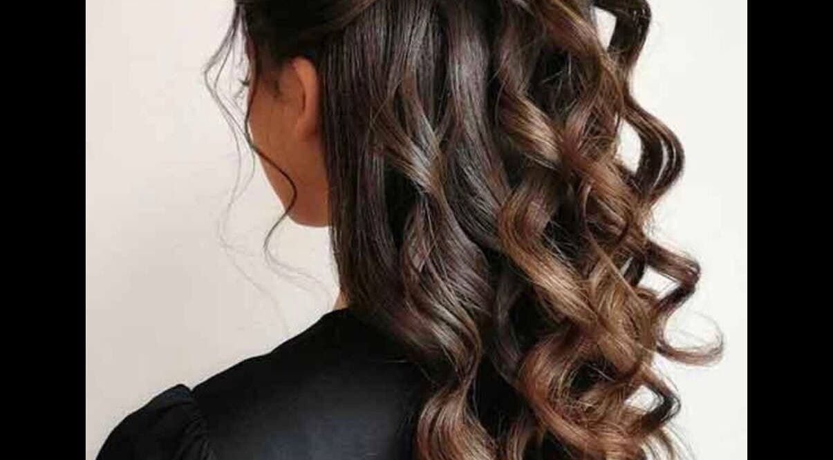 Beautifully styled brown curls at Test salon in IR, showcasing elegant hair designs for events.