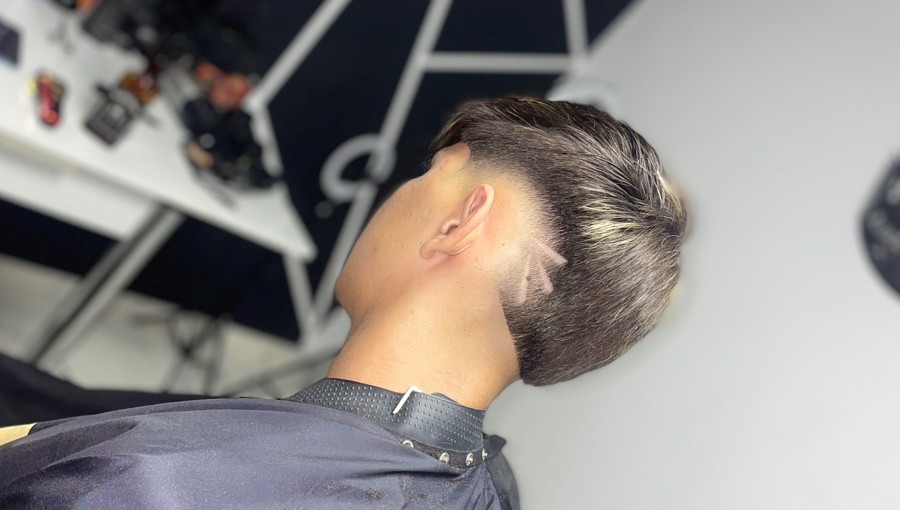 Tuns modern la Andrei Barber, Tăriceni, Județul Prahova, RO, cu detalii artistice la ceafă.