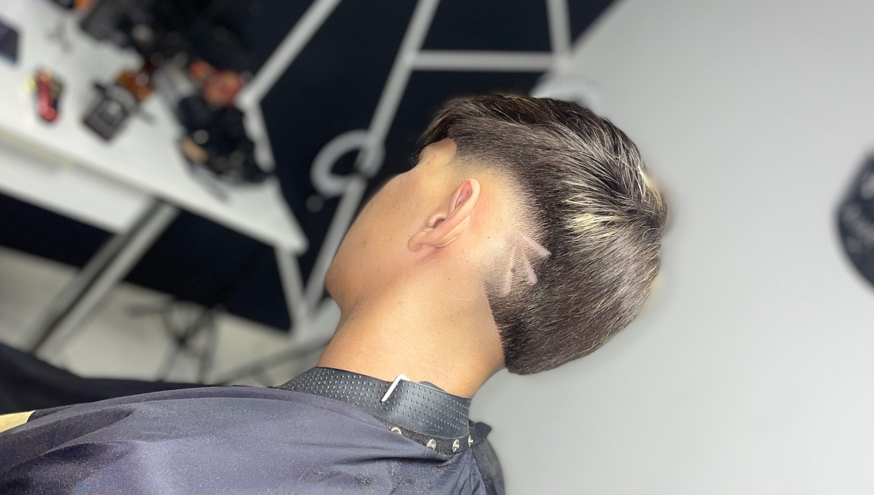 Tuns modern la Andrei Barber, Tăriceni, Județul Prahova, RO, cu detalii artistice la ceafă.