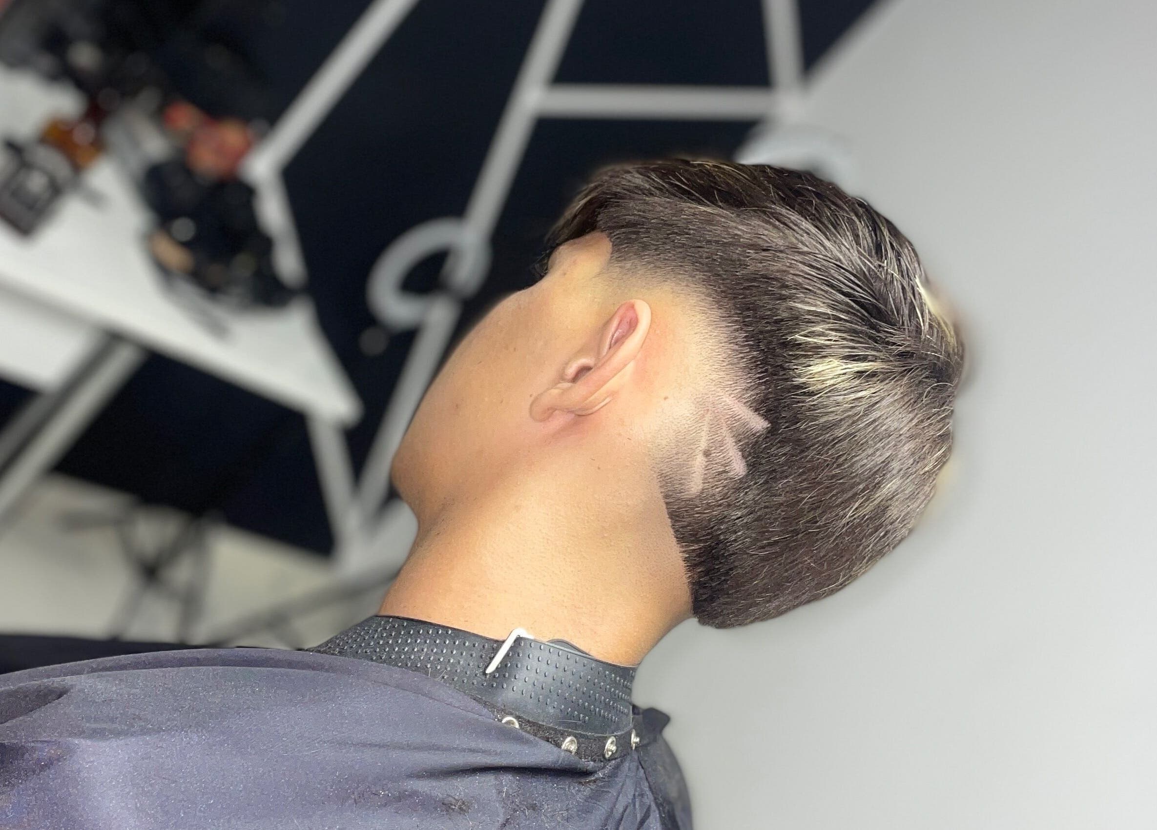 Tuns modern la Andrei Barber, Tăriceni, Județul Prahova, RO, cu detalii artistice la ceafă.