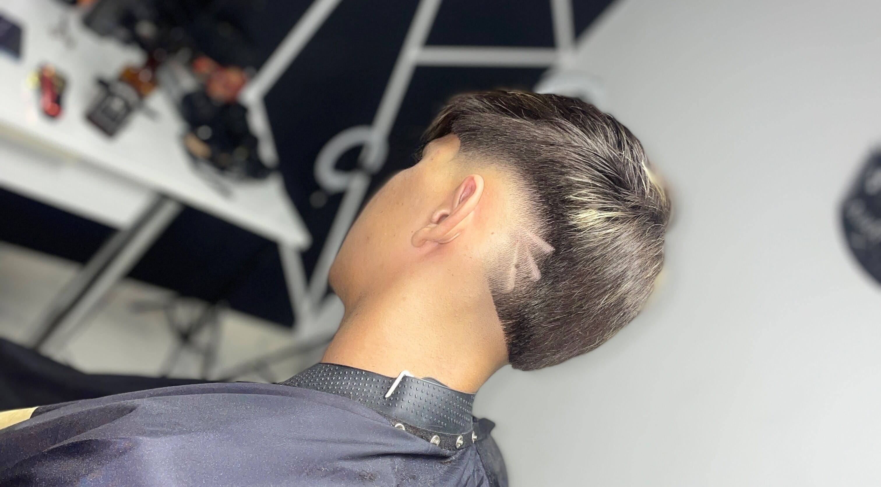 Tuns modern la Andrei Barber, Tăriceni, Județul Prahova, RO, cu detalii artistice la ceafă.