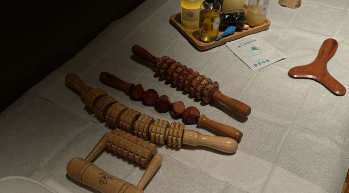 Outils de massage en bois chez RY.massage, Tourcoing, Hauts-de-france, FR. Expérience de bien-être exceptionnelle.