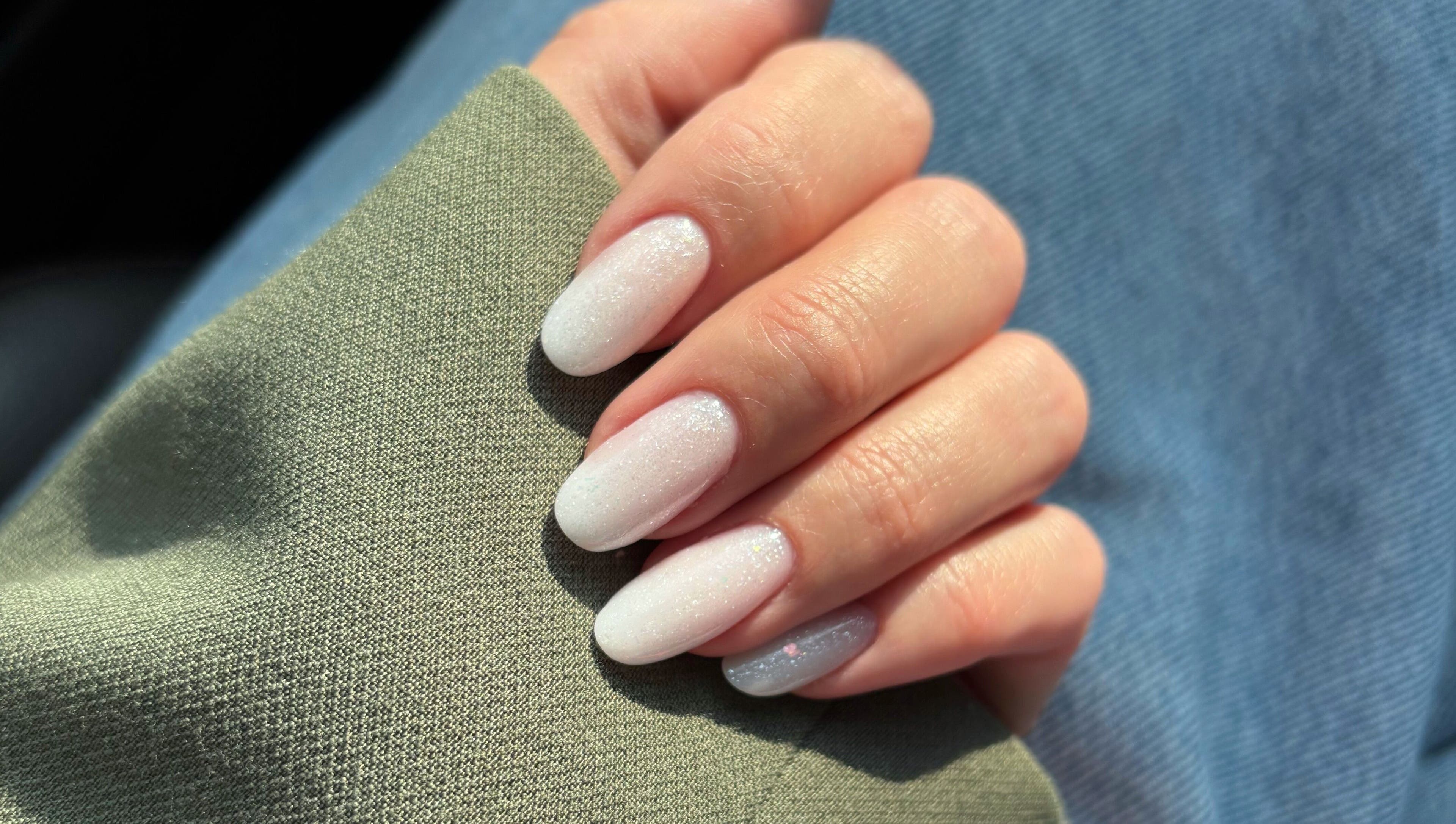 Ongles pailletés élégants chez Peony Nails by Clem, Lecelles, Hauts-de-France, FR.