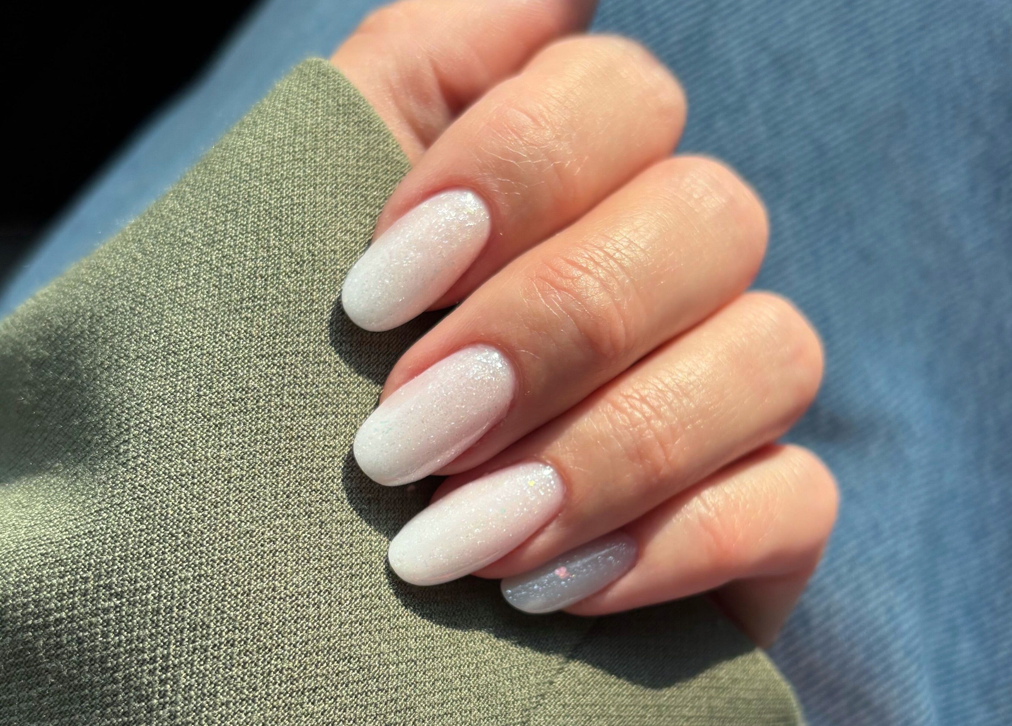 Ongles pailletés élégants chez Peony Nails by Clem, Lecelles, Hauts-de-France, FR.