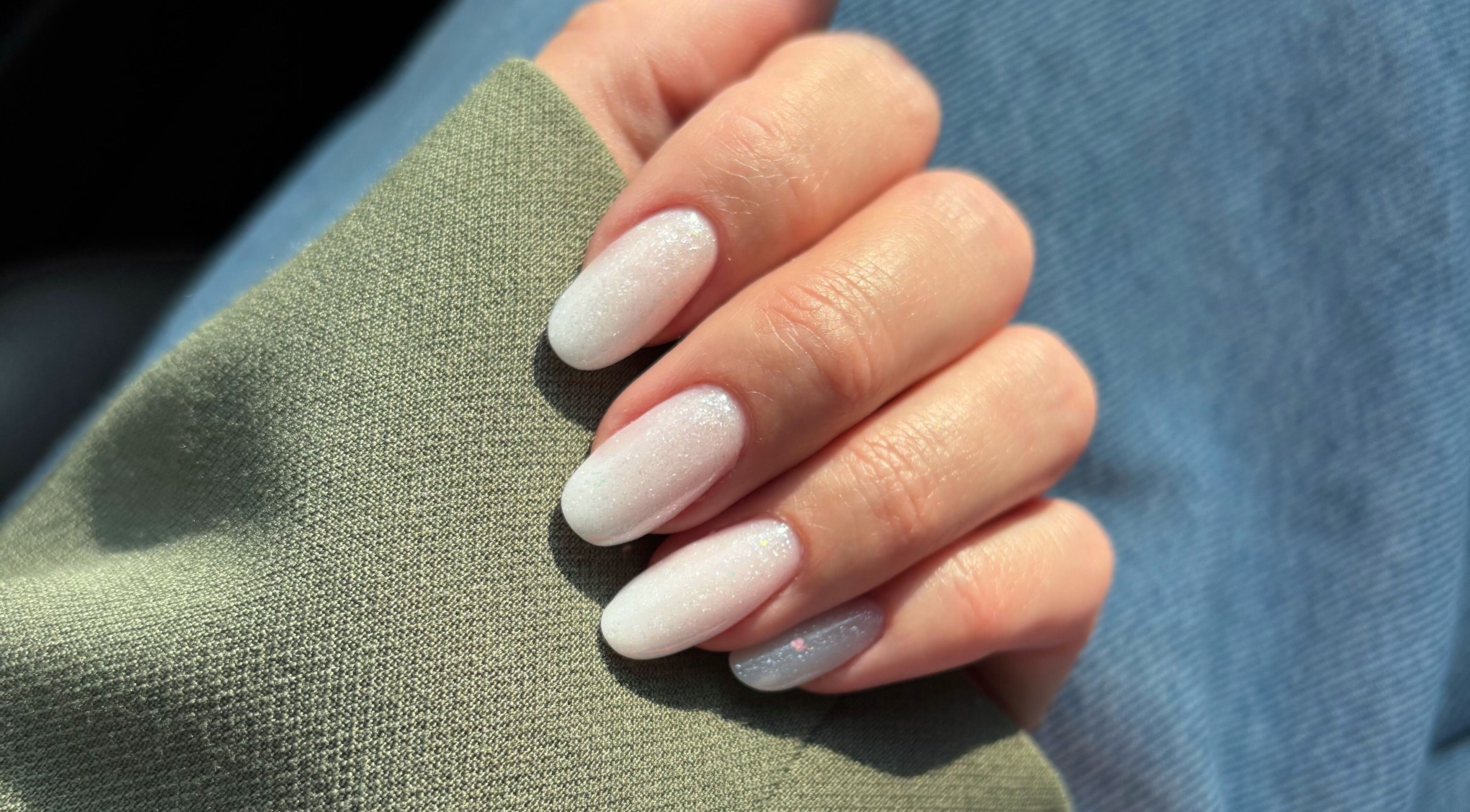 Ongles pailletés élégants chez Peony Nails by Clem, Lecelles, Hauts-de-France, FR.