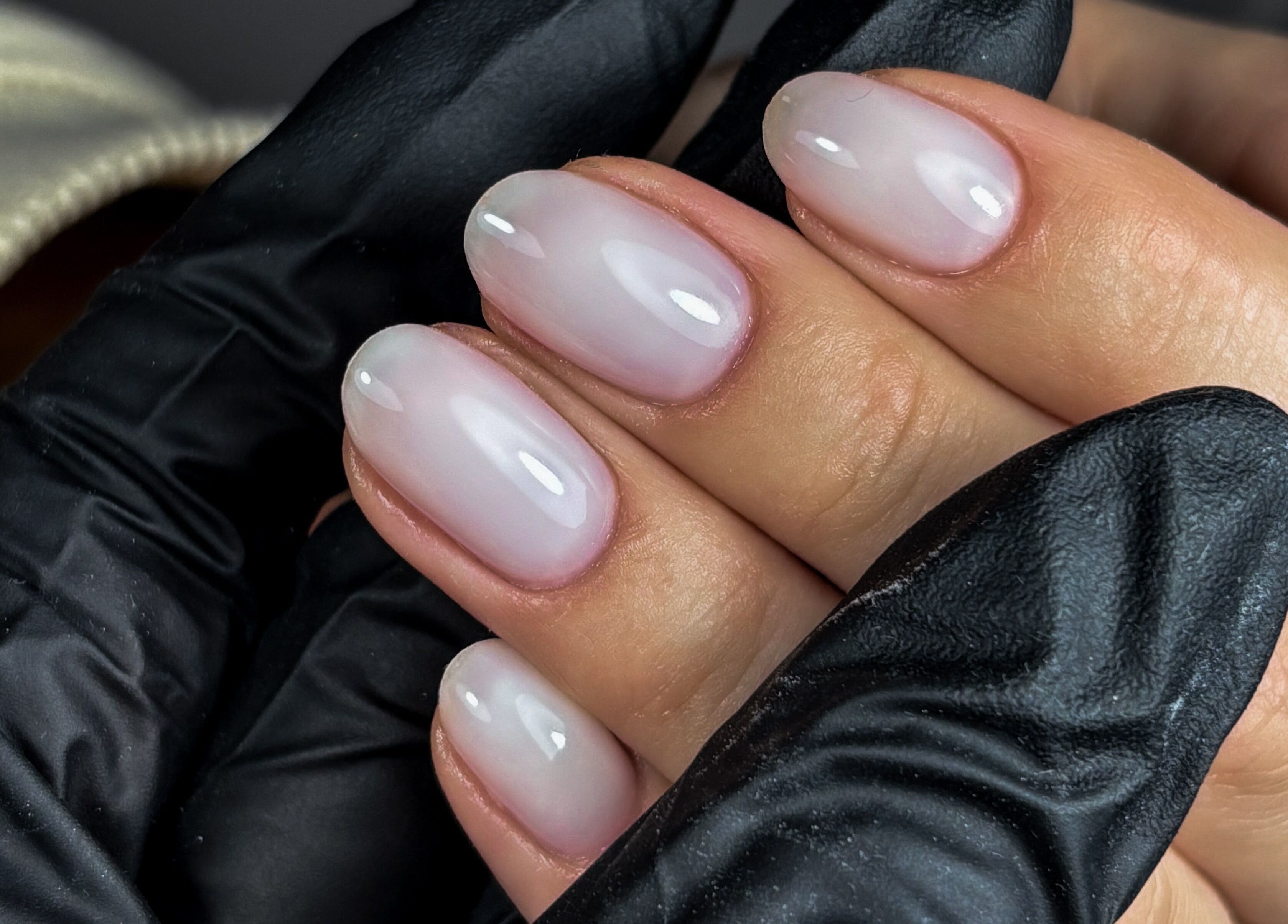 Manucure élégante à Peony Nails by Clem à Lecelles, Hauts-de-France, FR.