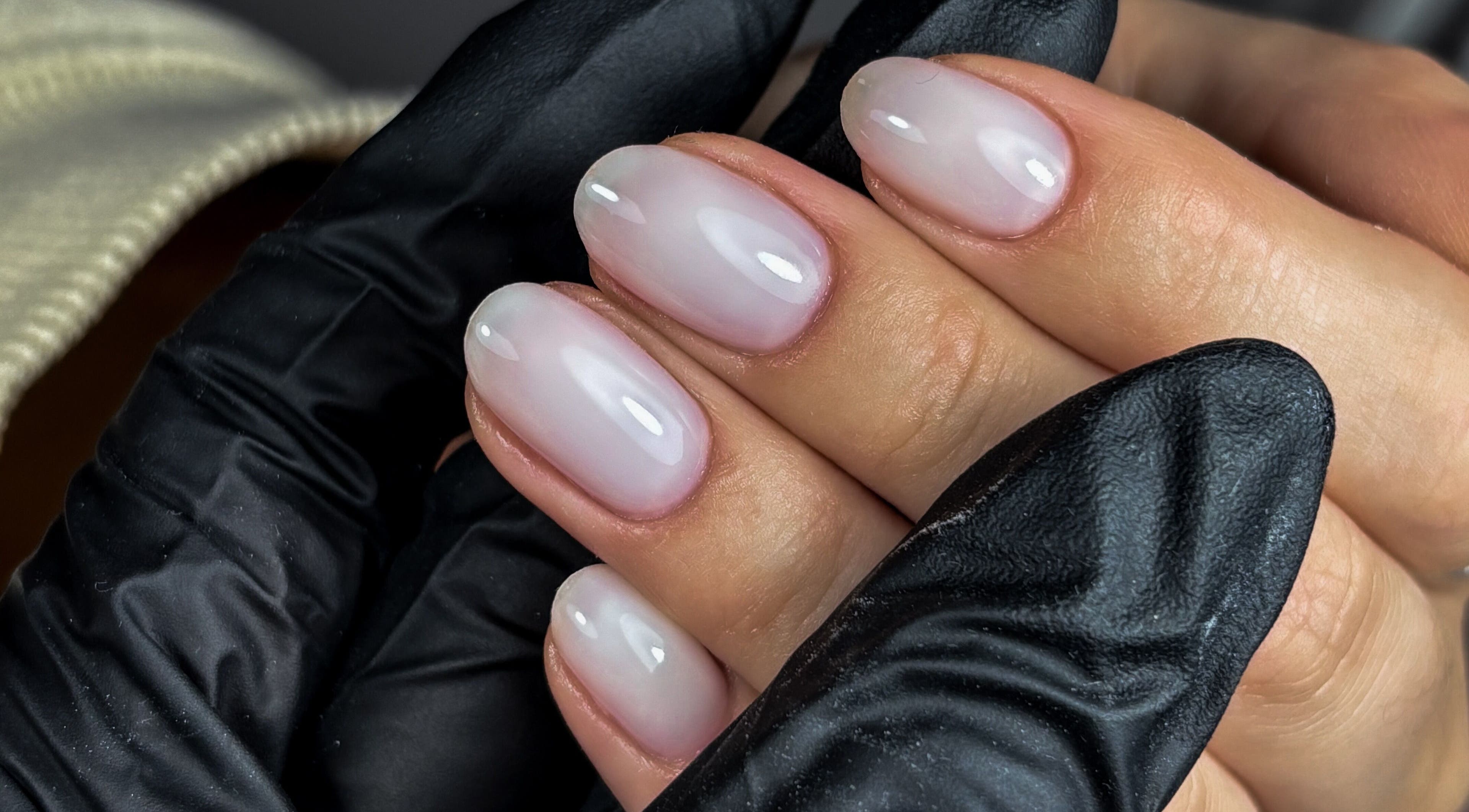 Manucure élégante à Peony Nails by Clem à Lecelles, Hauts-de-France, FR.