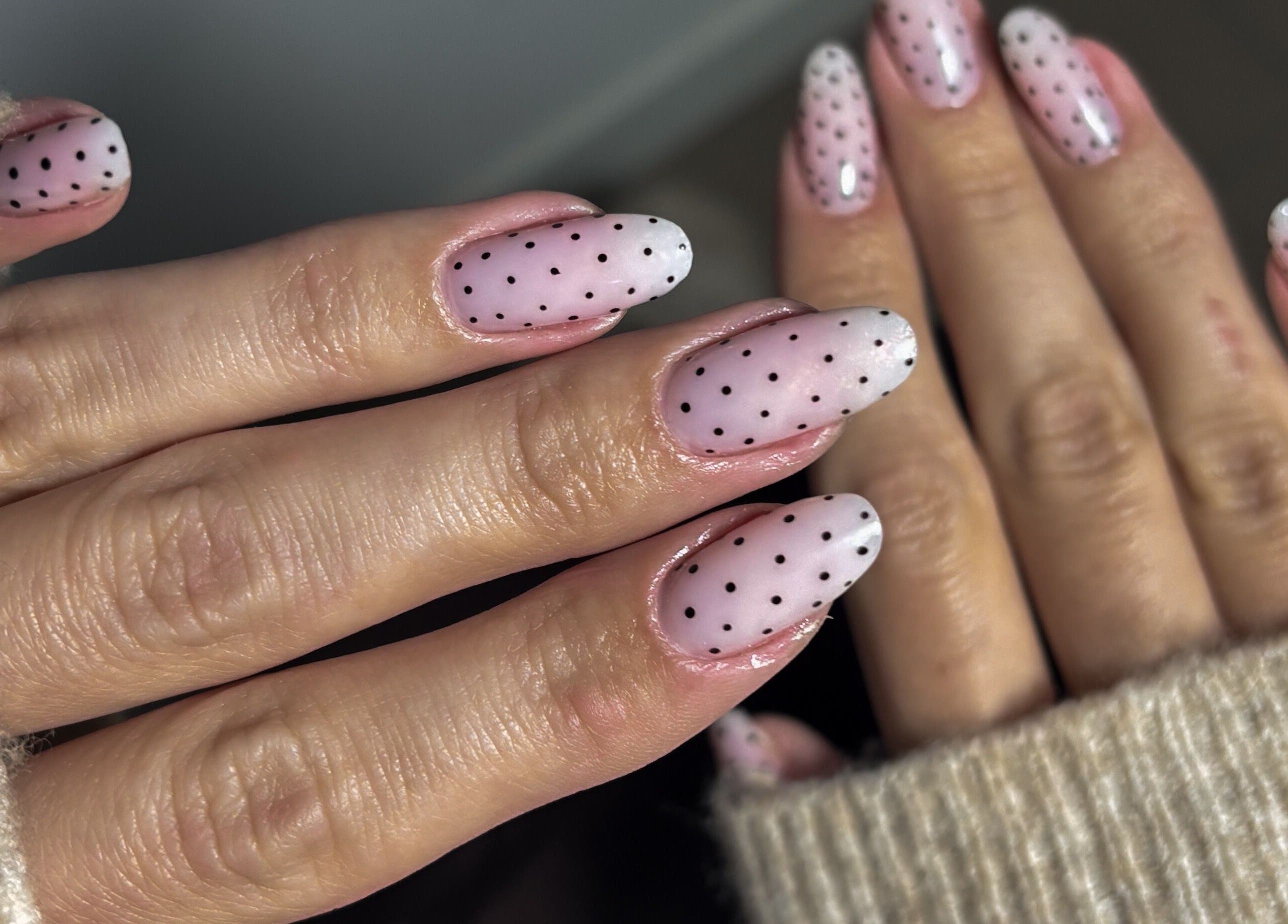 Nail art élégant avec pois chez Peony Nails by Clem à Lecelles, Hauts-de-France, FR.