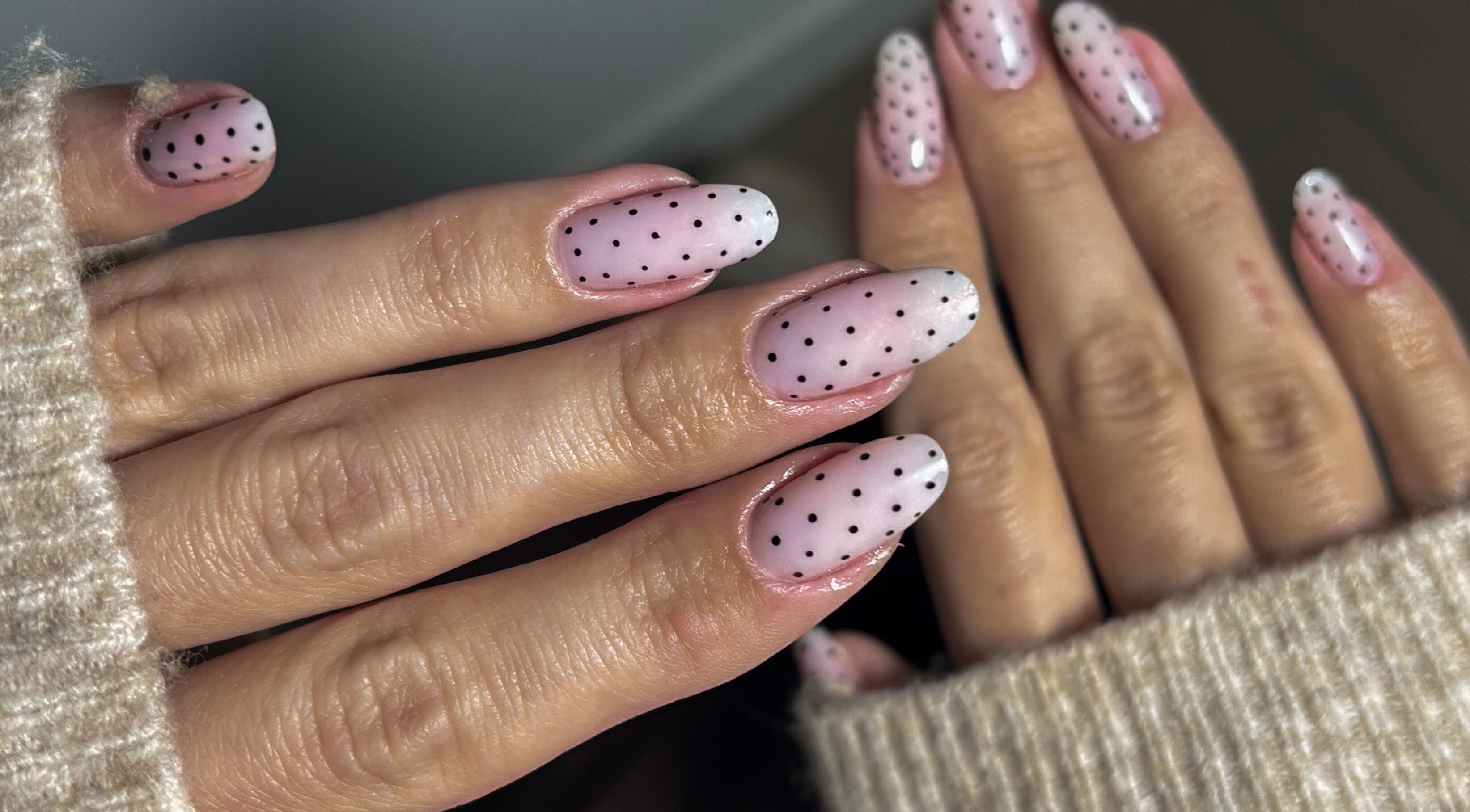 Nail art élégant avec pois chez Peony Nails by Clem à Lecelles, Hauts-de-France, FR.