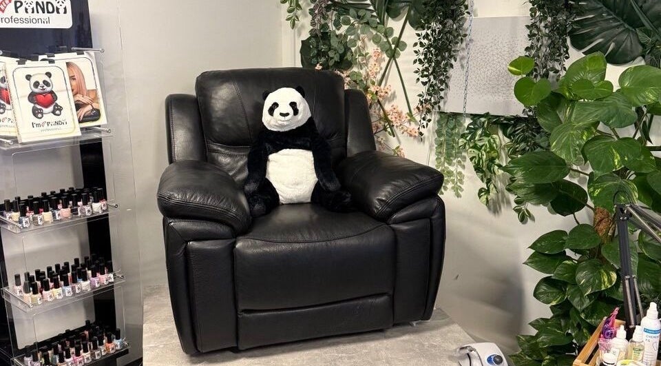 Комфортное кресло с игрушкой панды в I AM PANDA SWISS, Нидерленц, Ааргау, CH.