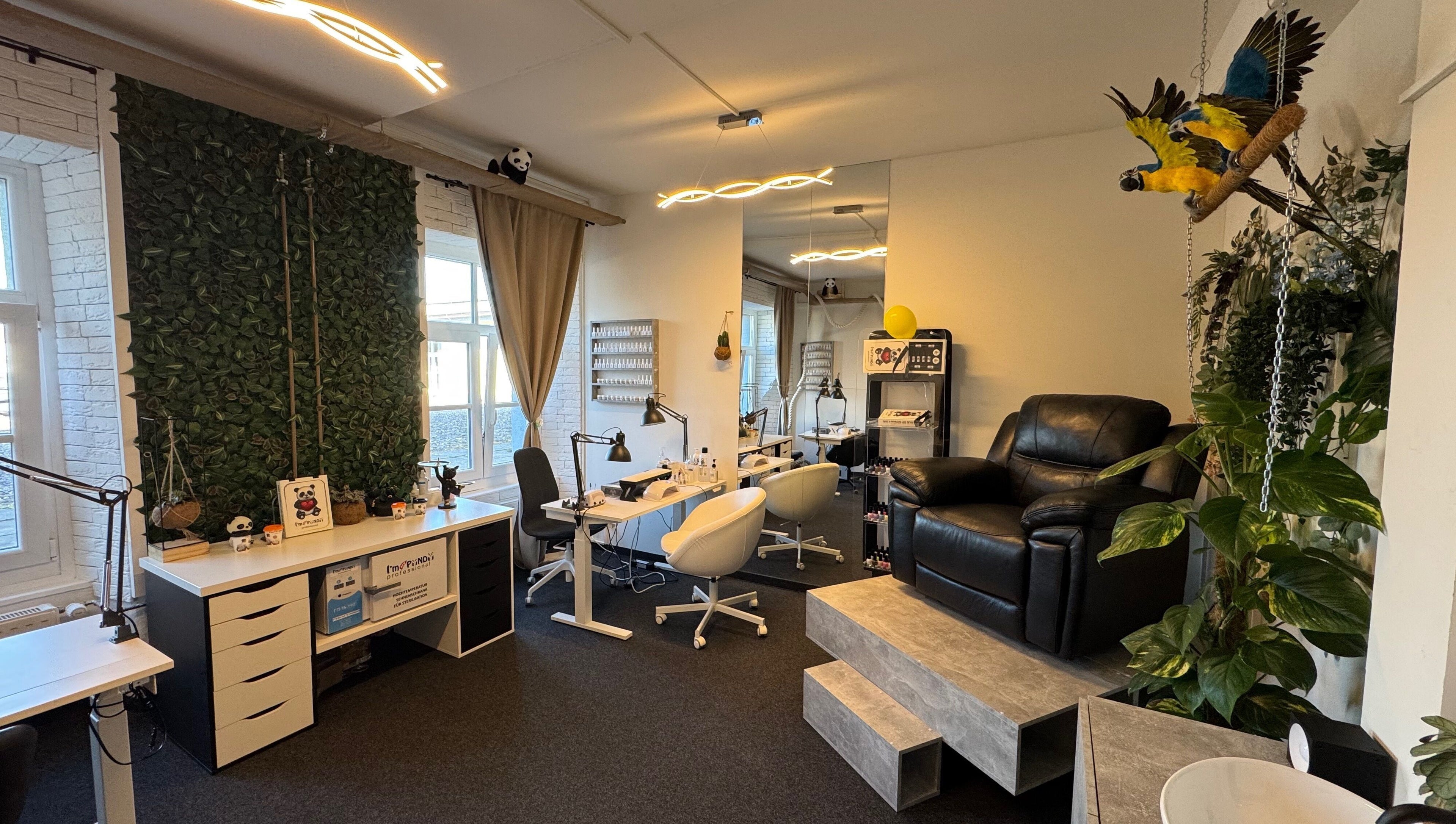 Интерьер I AM PANDA SWISS в Нидерленц, Ааргау, с зелёной стеной и кожаным креслом.