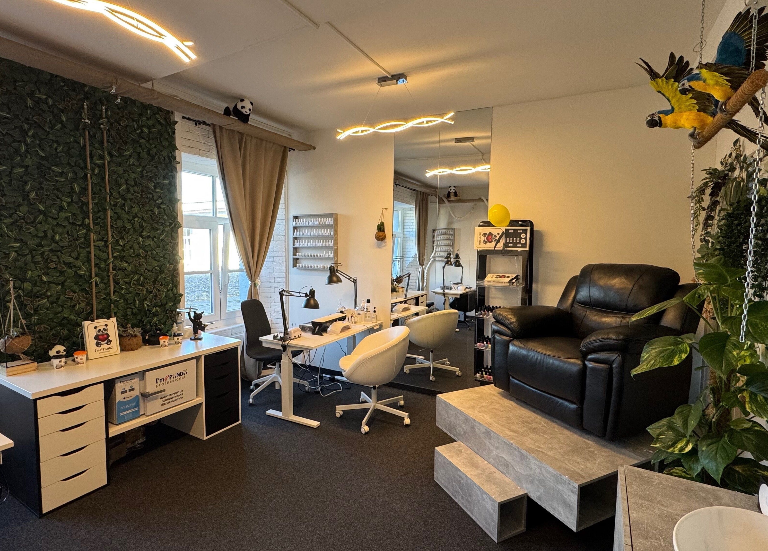 Интерьер I AM PANDA SWISS в Нидерленц, Ааргау, с зелёной стеной и кожаным креслом.