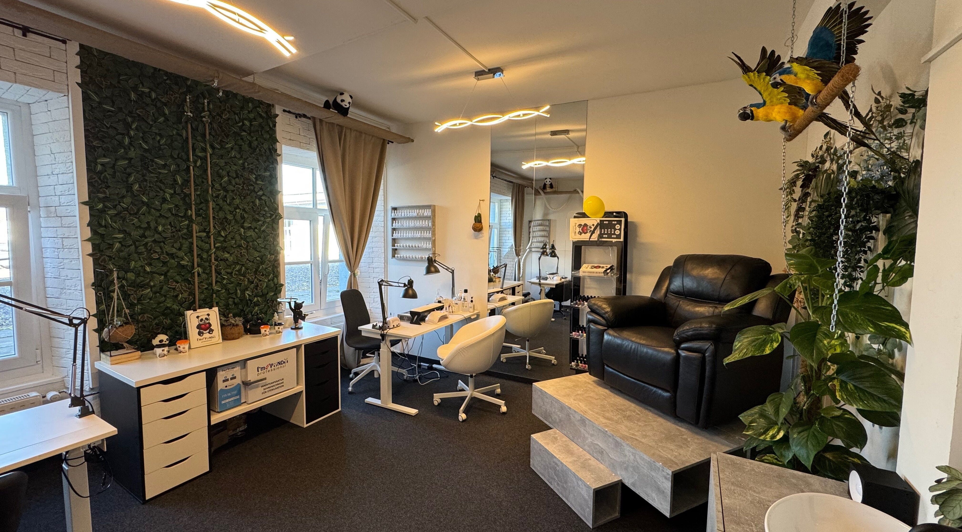 Интерьер I AM PANDA SWISS в Нидерленц, Ааргау, с зелёной стеной и кожаным креслом.