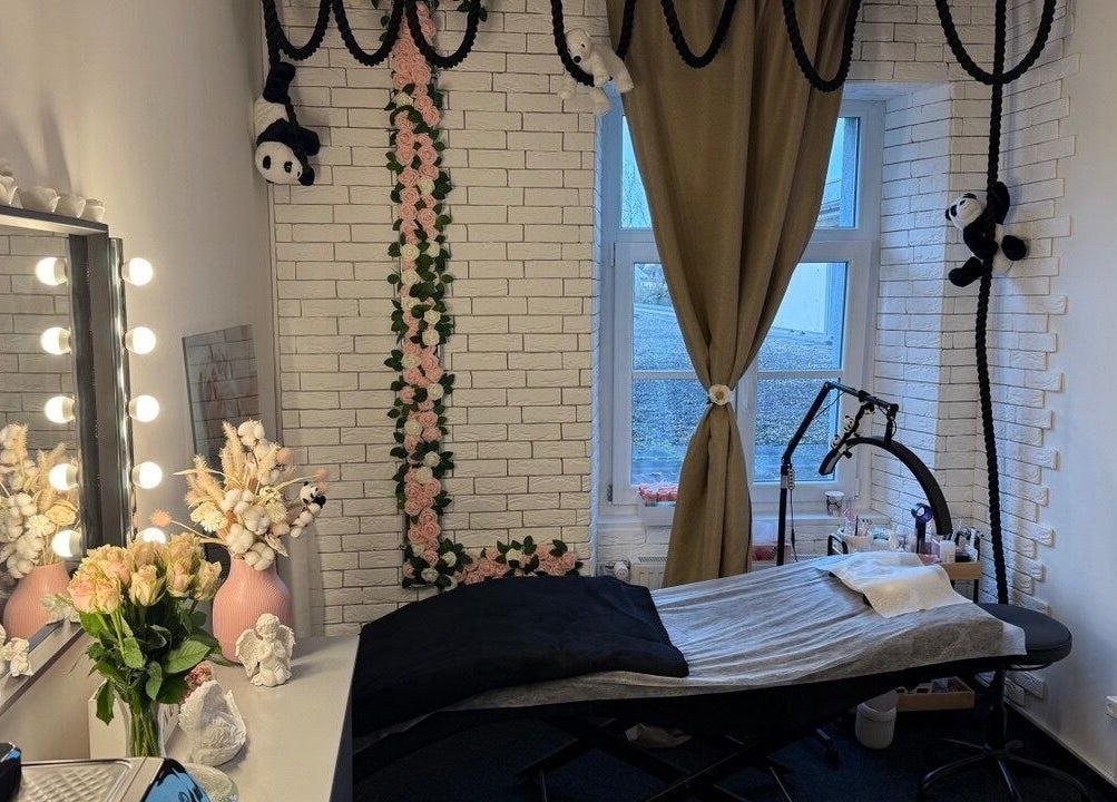 Комната для красоты I AM PANDA SWISS в Нидерленц, Ааргау, CH с декором и массажным столом.