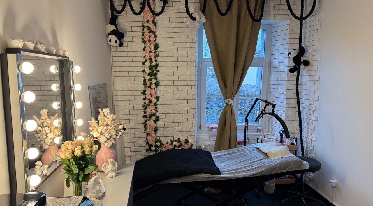 Комната для красоты I AM PANDA SWISS в Нидерленц, Ааргау, CH с декором и массажным столом.