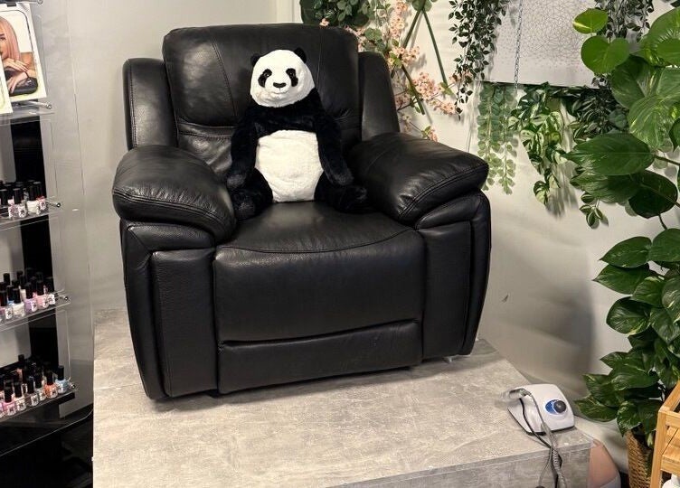 Уютный зал I AM PANDA SWISS в Нидерленц, Ааргау, CH с игрушечным пандой и лаками для ногтей.