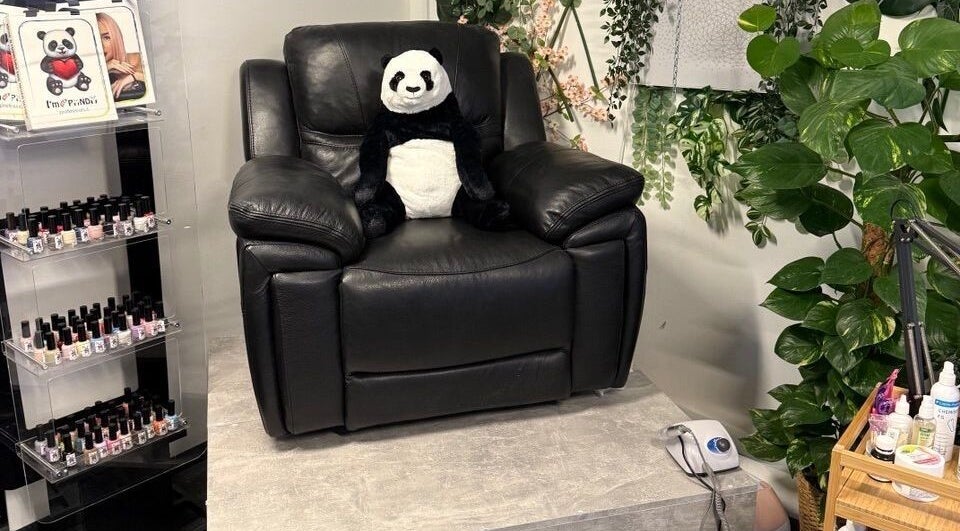 Уютный зал I AM PANDA SWISS в Нидерленц, Ааргау, CH с игрушечным пандой и лаками для ногтей.