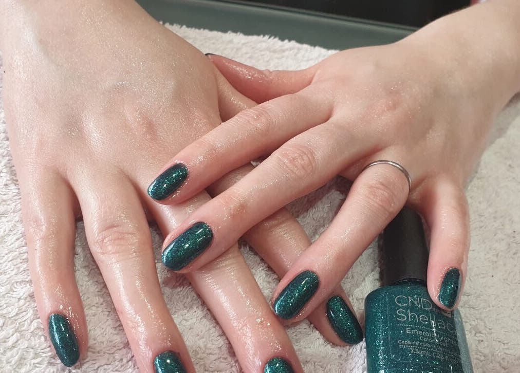 Glistening emerald shellac manicure at Kebella Beauty Bath Street, Glasgow, Scotland, GB.