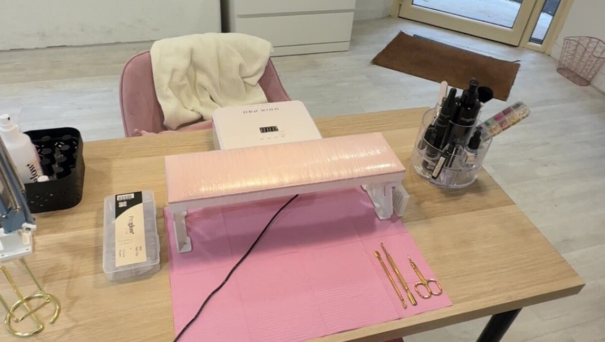 Espace de travail chic chez Baddie Nails à Gien, Centre-val De Loire, FR. Élégance et équipements modernes.