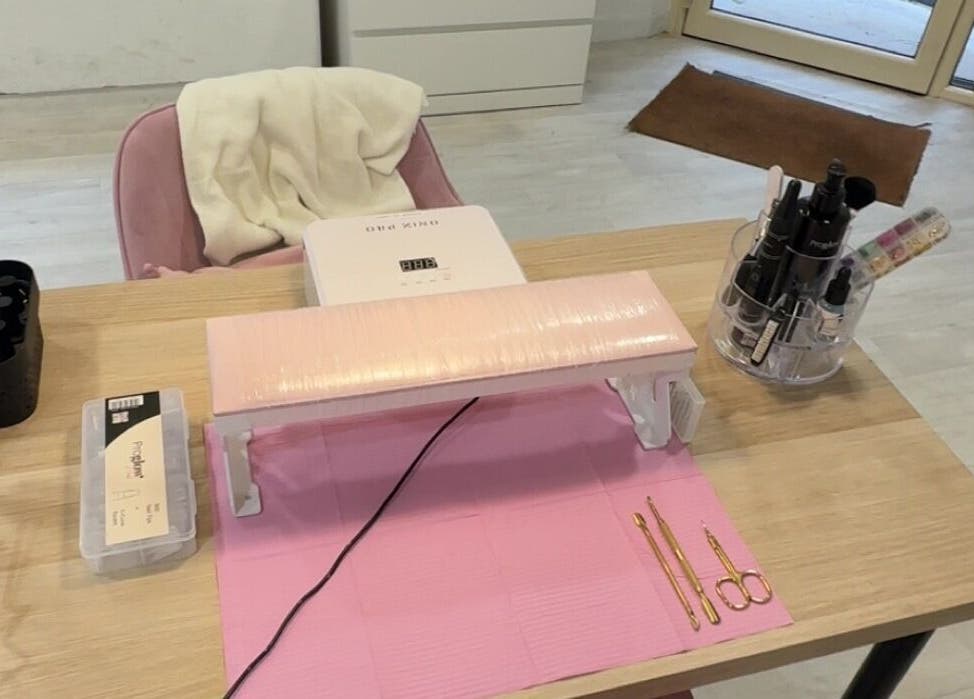 Espace de travail chic chez Baddie Nails à Gien, Centre-val De Loire, FR. Élégance et équipements modernes.