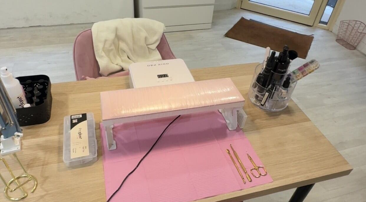 Espace de travail chic chez Baddie Nails à Gien, Centre-val De Loire, FR. Élégance et équipements modernes.