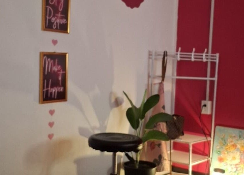 Inspirerende hoek bij Glow & Go in Paramaribo, Paramaribo, SR met interieur en inspirerende schilderijen.